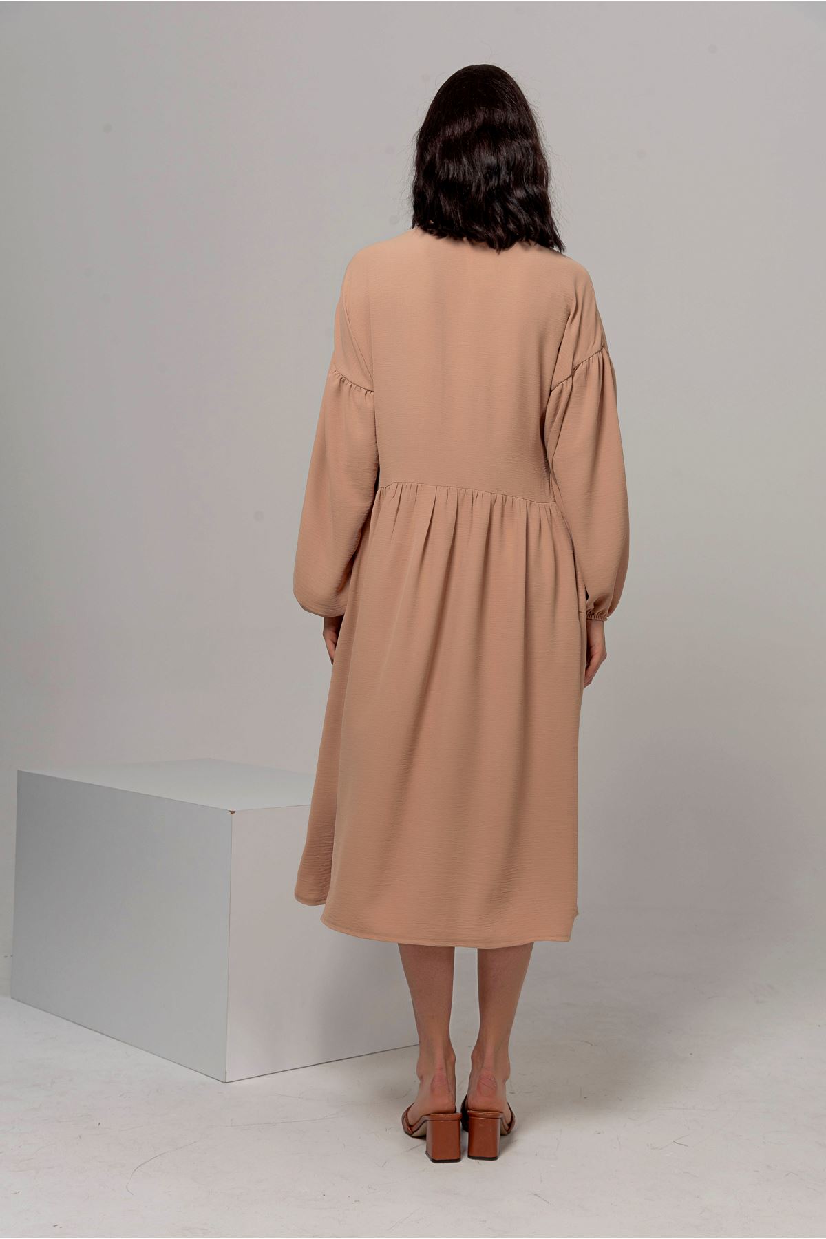 Аэробин Ткань V-образный вырез французской длины женское платье - цвет лисичек 