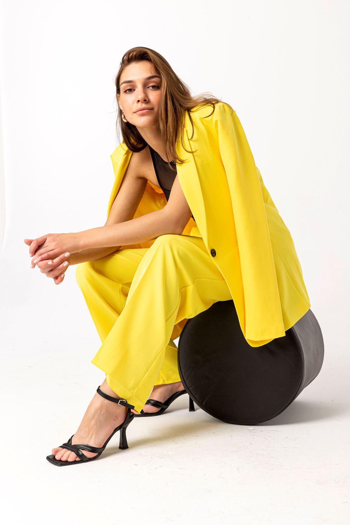 Atlas Kumaş Uzun Kollu Basen Altı Boy Tek Düğmeli Kadın Palazzo Ceket-Sarı