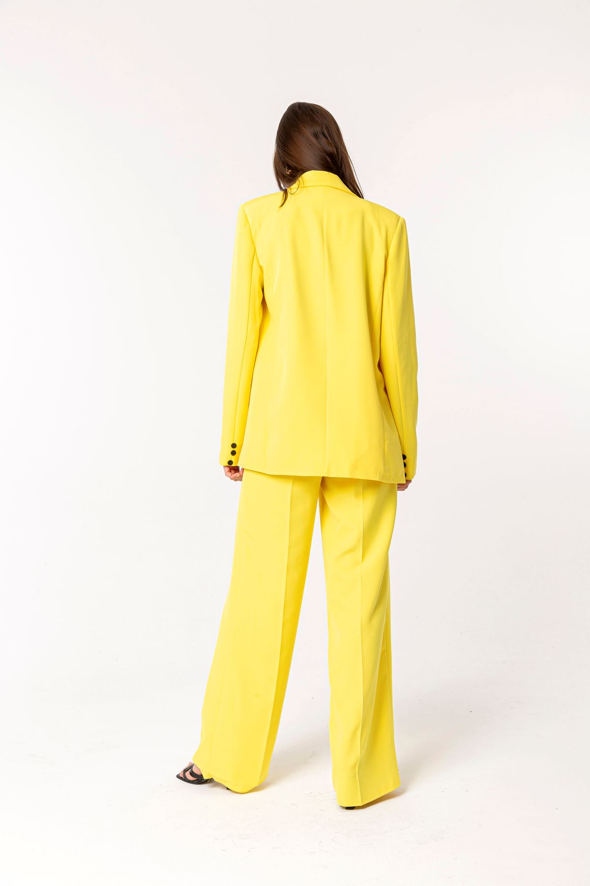 Atlas Kumaş Uzun Kollu Basen Altı Boy Tek Düğmeli Kadın Palazzo Ceket-Sarı
