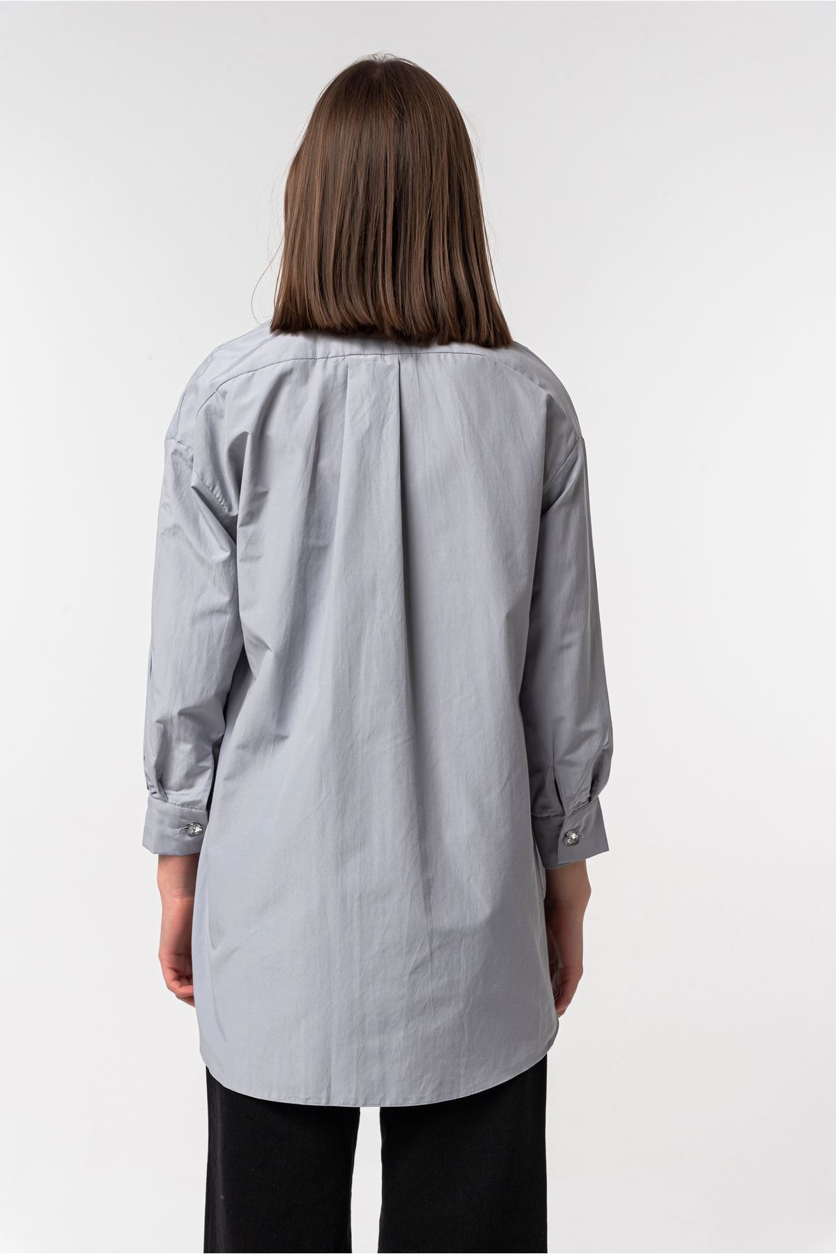 Soft Dokuma Kumaş Oversize/Salaş Düğme Detaylı Kadın Gömlek-Gri