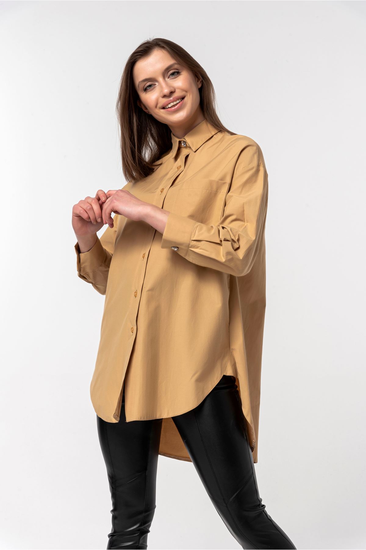 Soft Dokuma Kumaş Oversize/Salaş Düğme Detaylı Kadın Gömlek-Bej