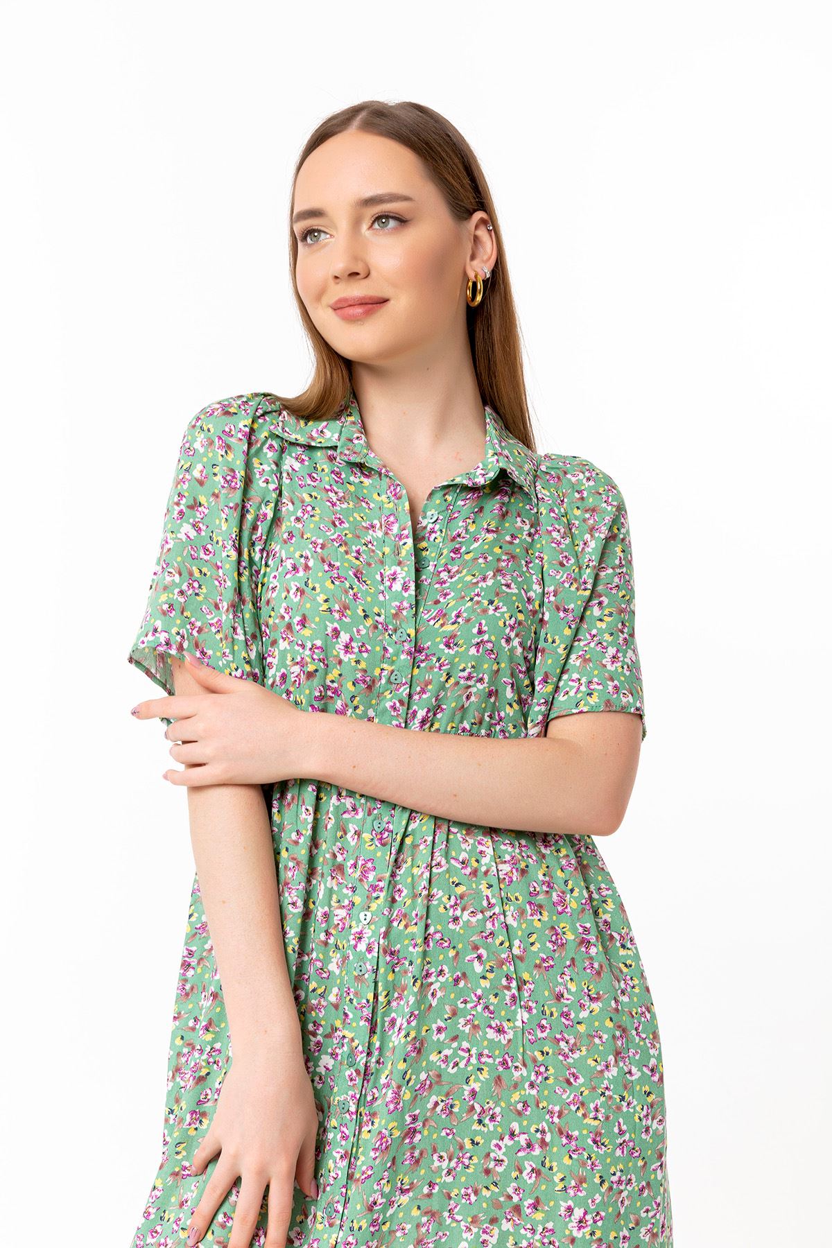 فستان نسائي قماش استيعاب ذراع قصير طوق القميص ميدي حجم كبير نمط زهرة - اخضر فاتح