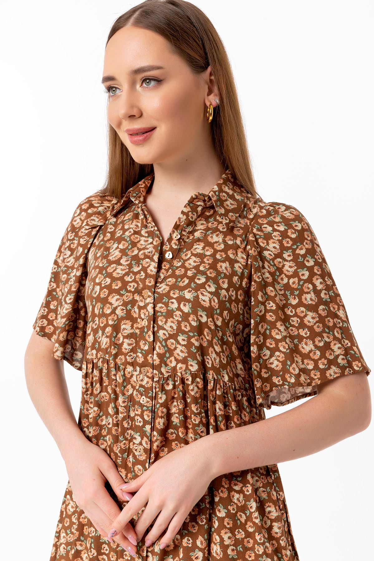 فستان نسائي قماش فيسكون ذراع قصير طوق القميص ميدي حجم كبير نمط زهرة - عسلي