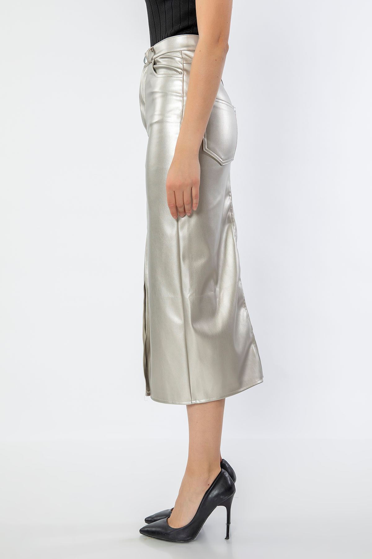 экокожа ткань длина миди узкая Женская юбка с разрезом - Серебристый