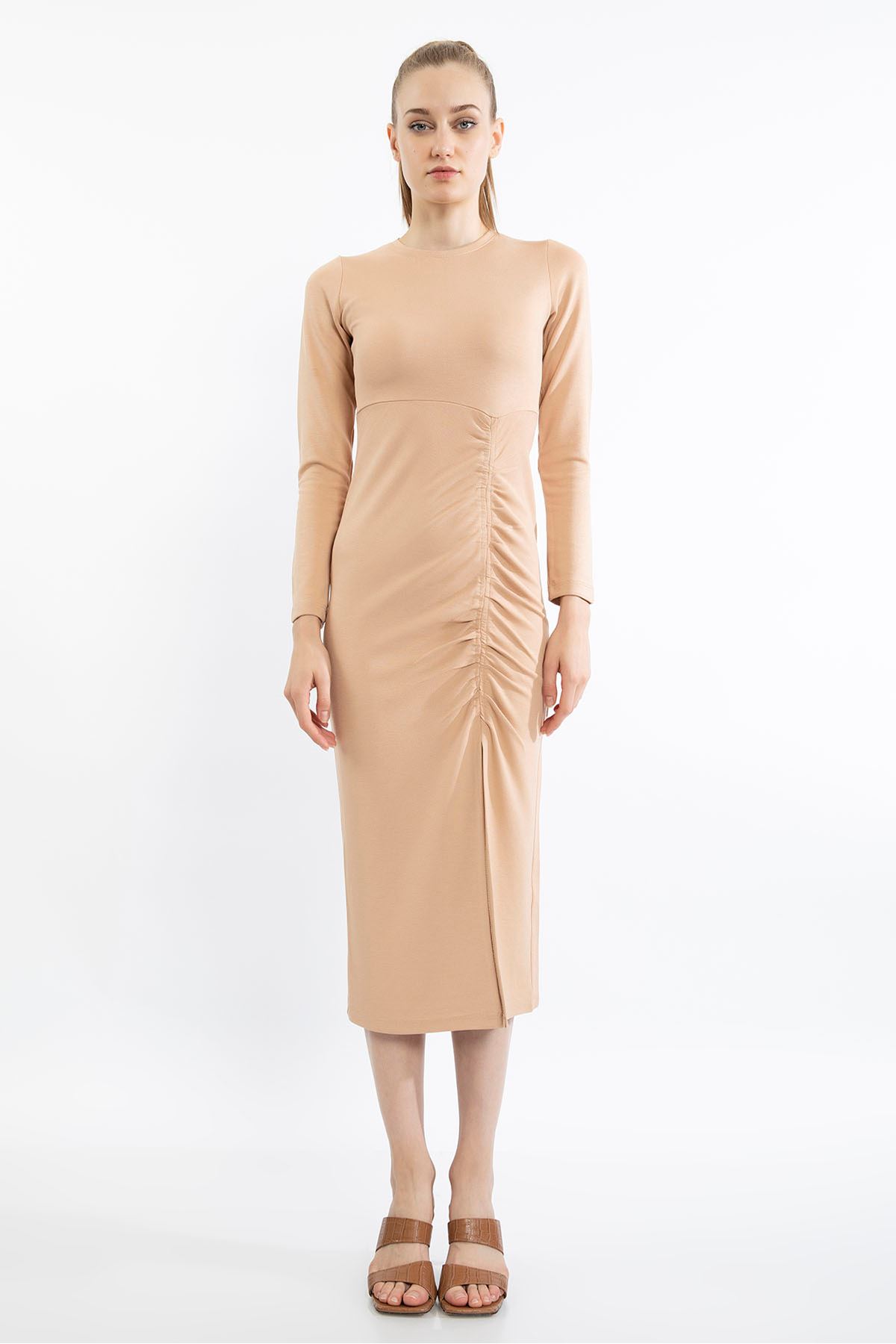 Çelik Örme Kumaş Dar Kalıp Büzgü Detay Yırtmaçlı Kadın Elbise-Bej