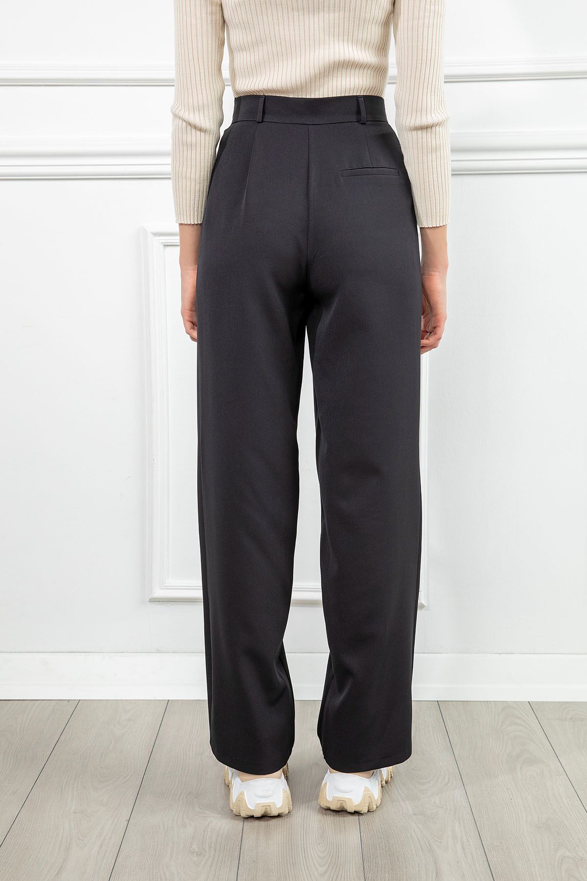 Atlas Kumaş Maxi Boy Bol Kalıp Asimetrik Detaylı Kadın Pantolon-Siyah