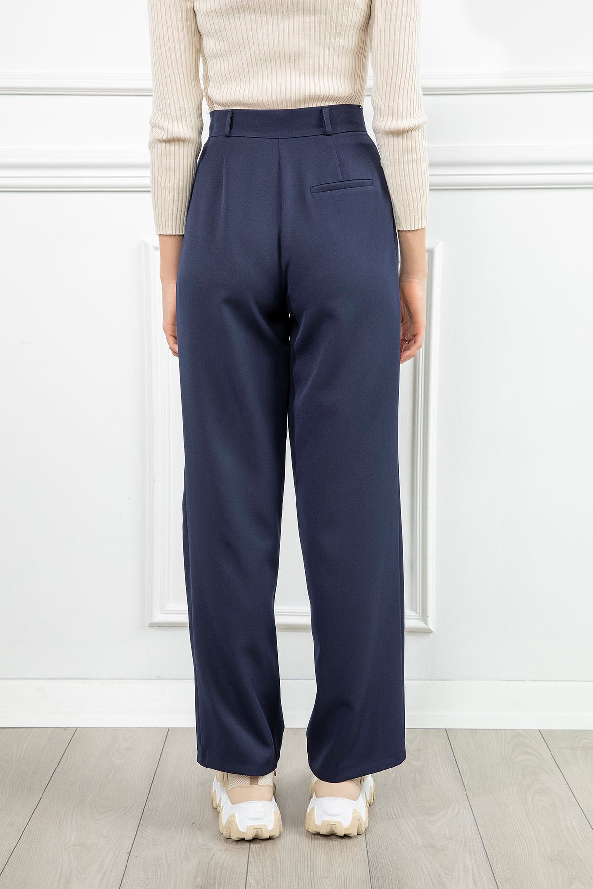 Atlas Kumaş Maxi Boy Bol Kalıp Asimetrik Detaylı Kadın Pantolon-Lacivert