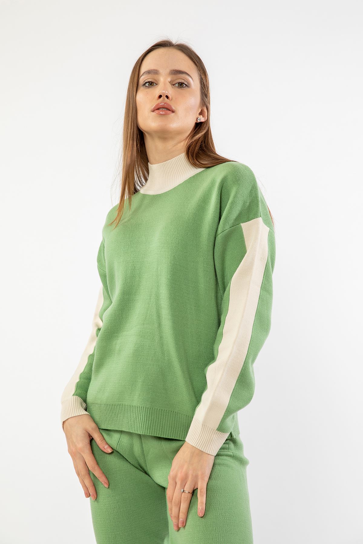 طقم نسائي قماش تريكو ذراع طويلة المدورة 2'قطعة - اخضر فاتح