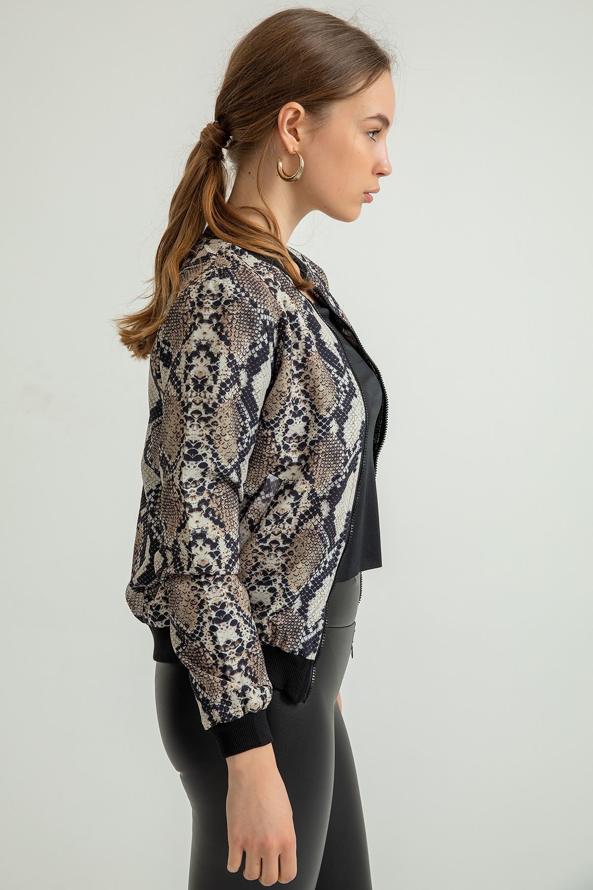 Женская куртка бомбер атласная ткань принтЗМЕИ - каменный