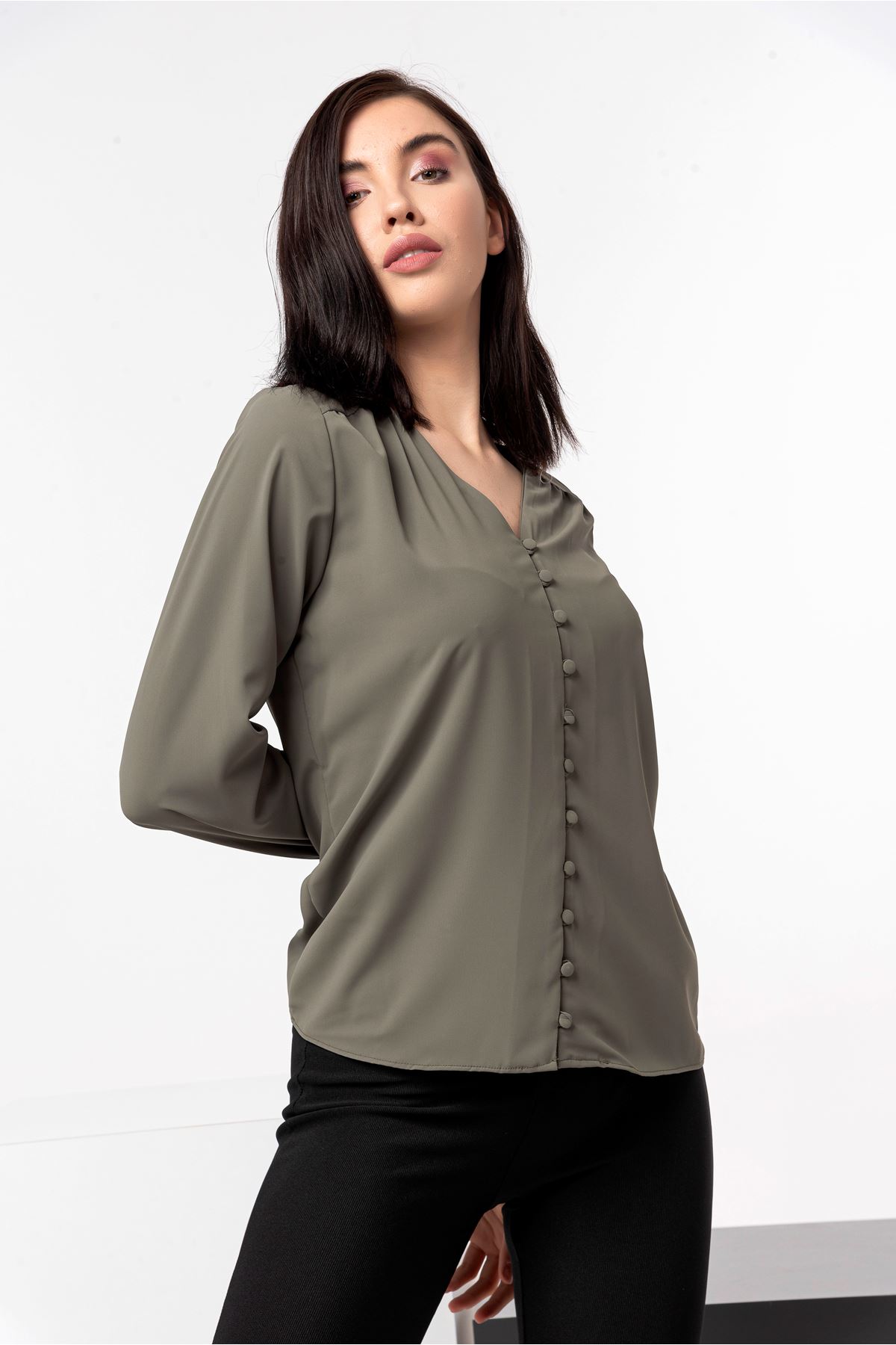 قميص نسائي قماش جيسيكا ذراع طويلة الياقة V قالب مريح - اخضر غامق