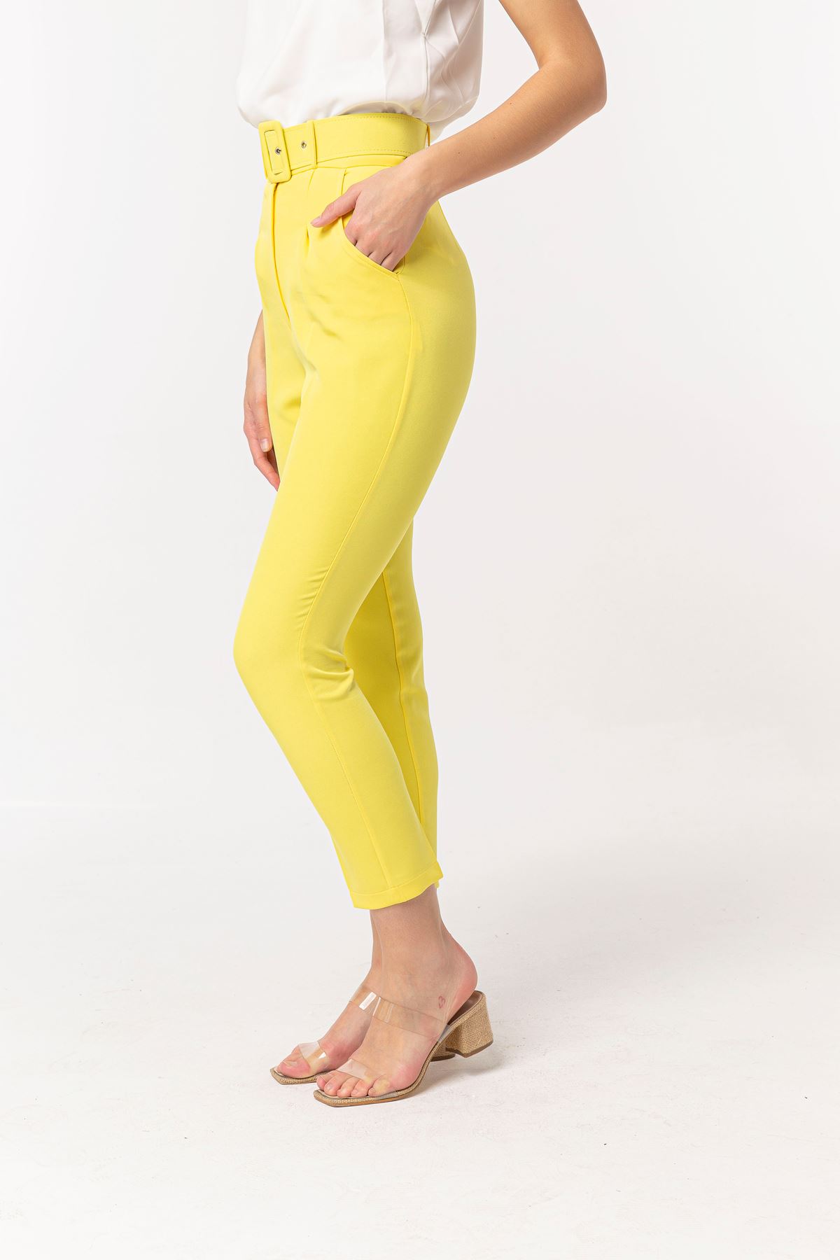 Atlas Kumaş Bilek Boy Kemerli Kadın Pantolon-Sarı