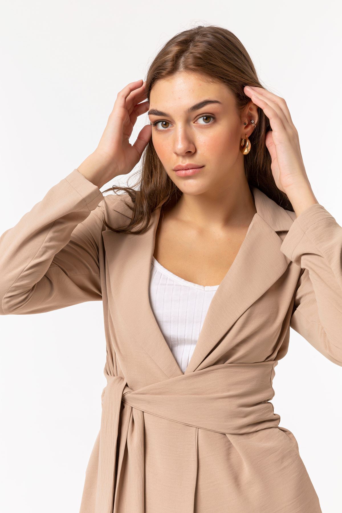 Aerobin Kumaş Uzun Kollu Rahat Kalıp Önü Bağlamalı Kadın Ceket-Bej