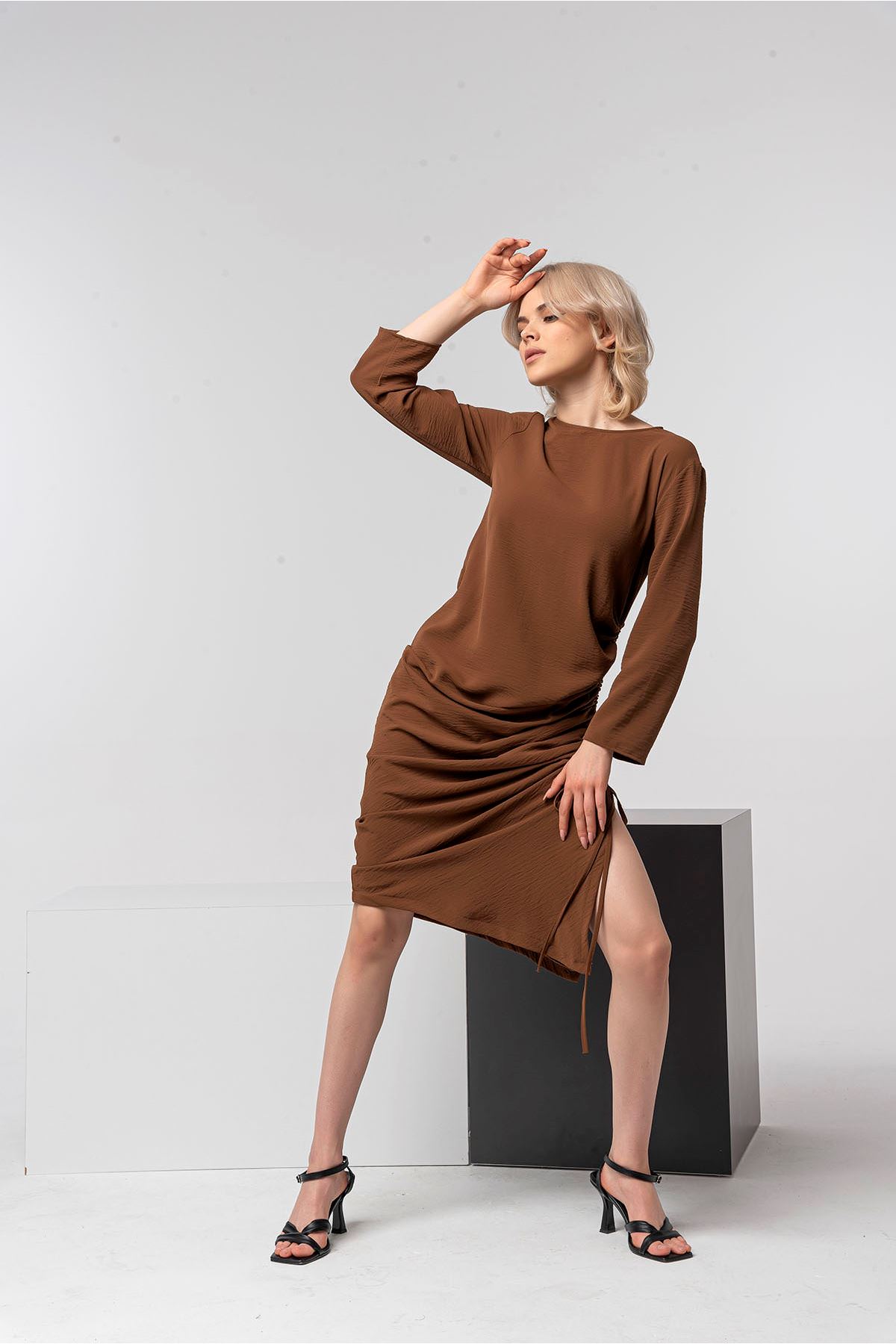 Aerobin Kumaş Uzun Kollu Büzgü Detay Kadın Elbise-Kahve