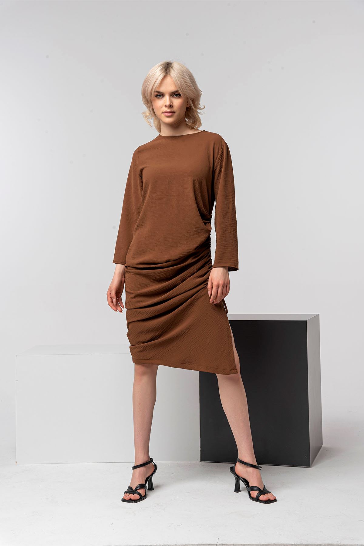 Aerobin Kumaş Uzun Kollu Büzgü Detay Kadın Elbise-Kahve