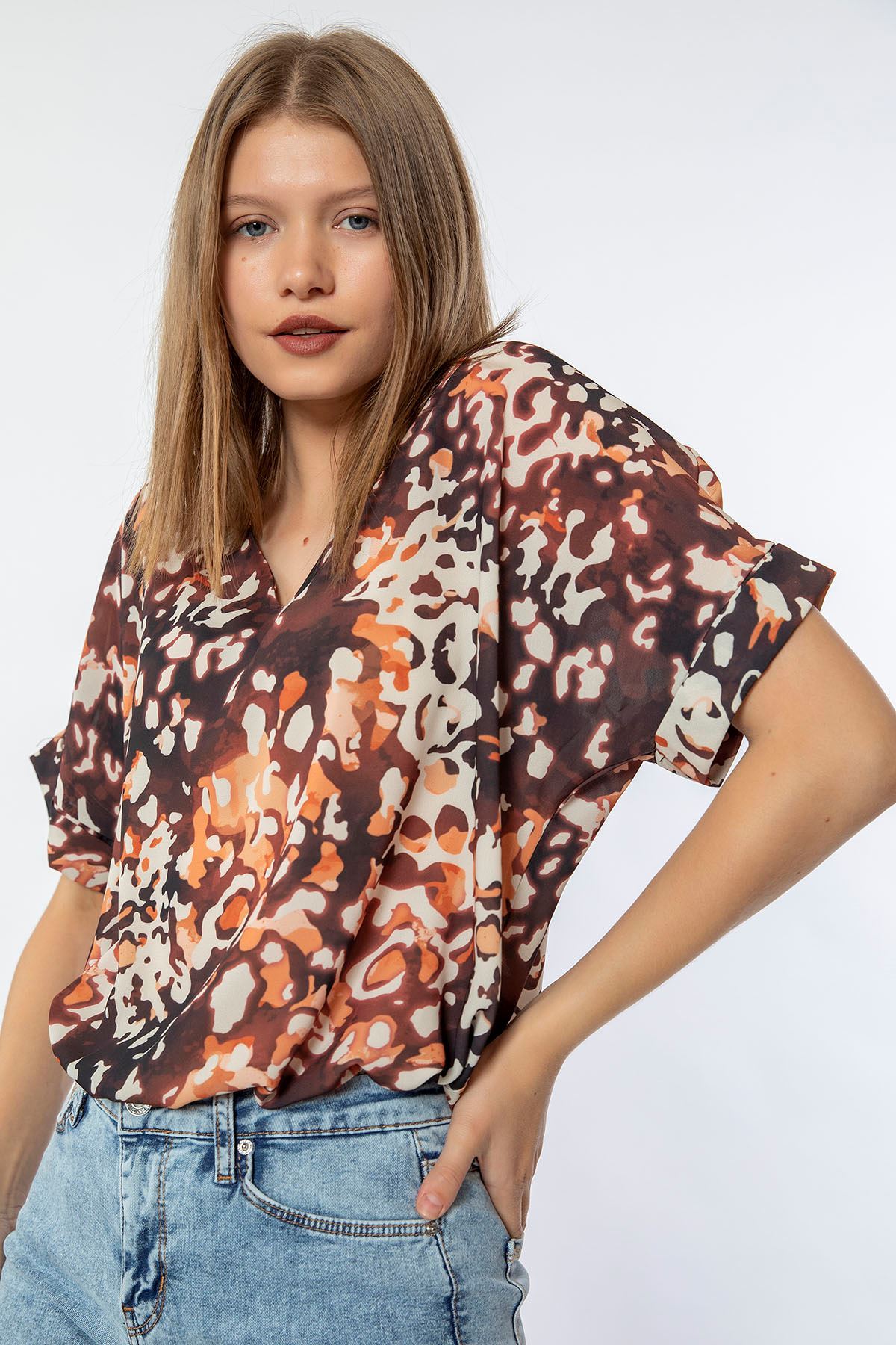 Jessica Blouse Short Sleeve V-Neck Oversize Leopard Print Blouse- Chanterelle 
