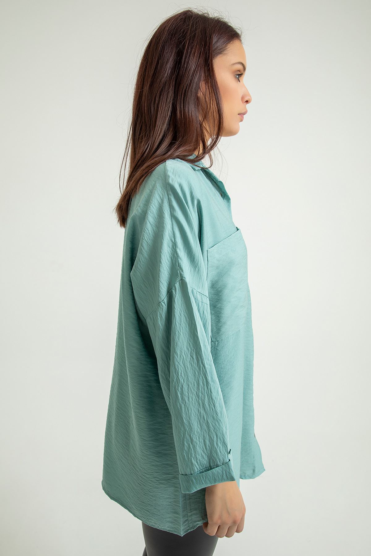 قميص نسائي قماش ايروبين ذراع طويلة طوق القميص تحت الحوض حجم كبير - اخضر فاتح