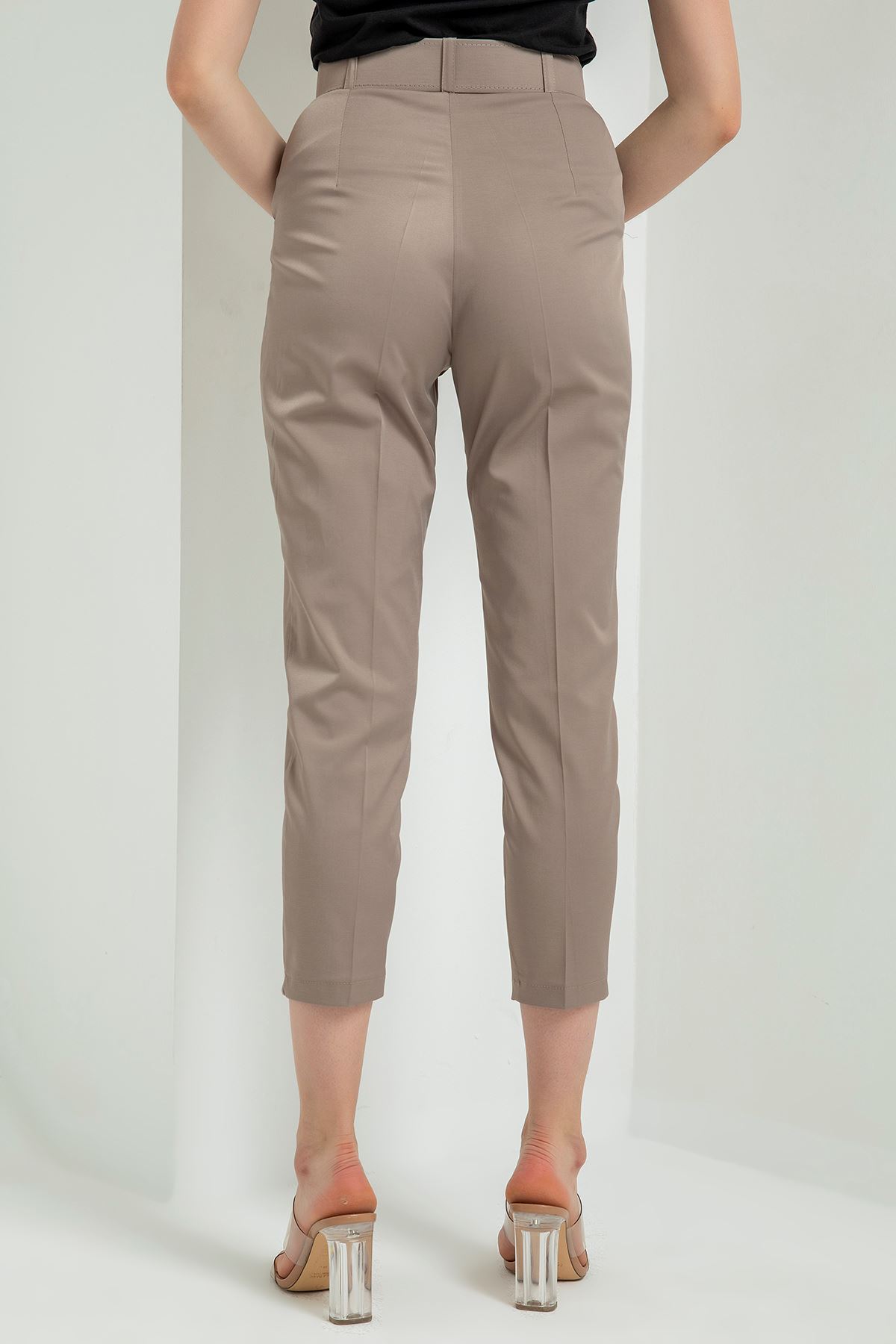 Atlas Fabric 3/4 Short Belted Women'S Trouser - Chanterelle 