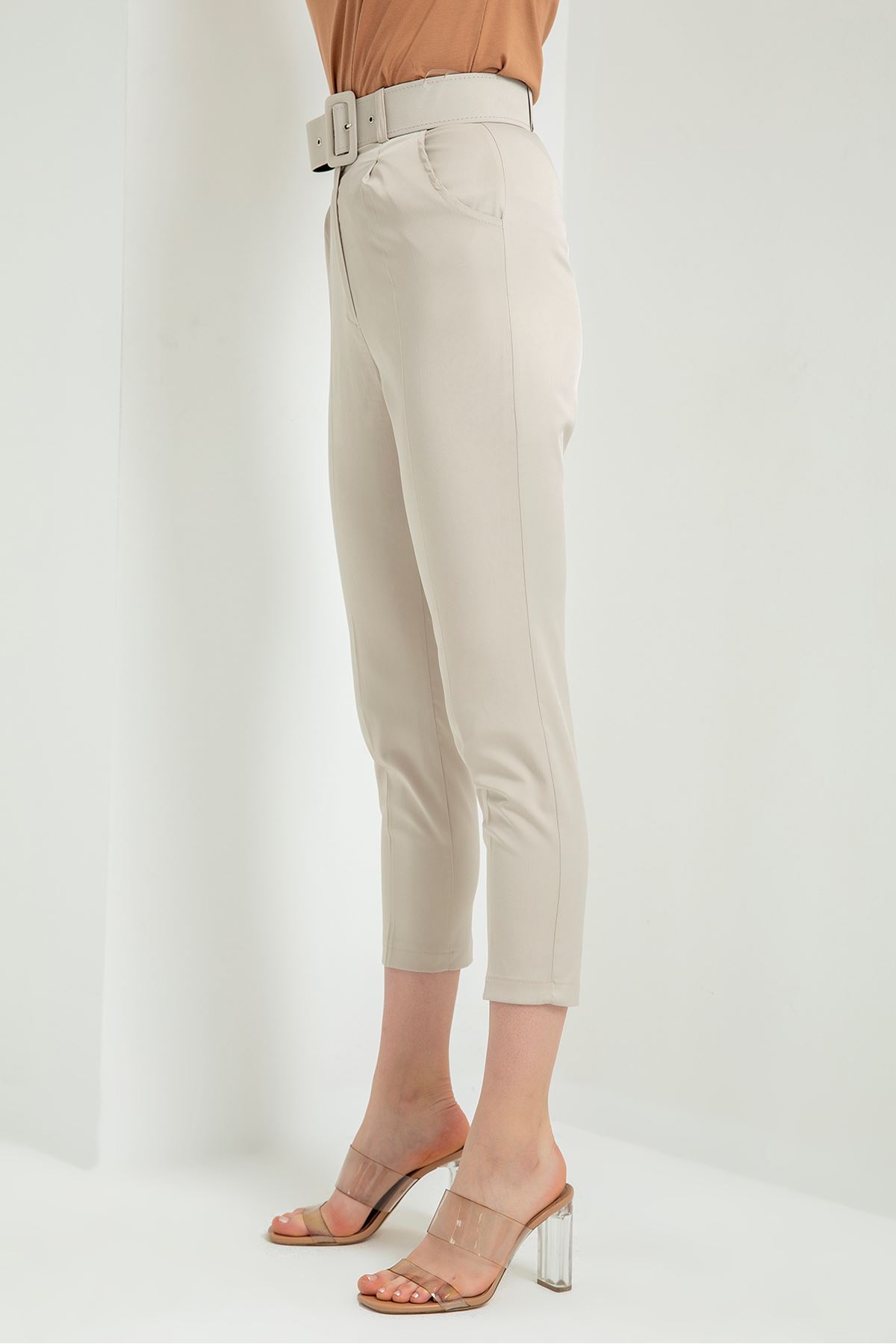 Atlas Fabric 3/4 Short Belted Women'S Trouser - Stone