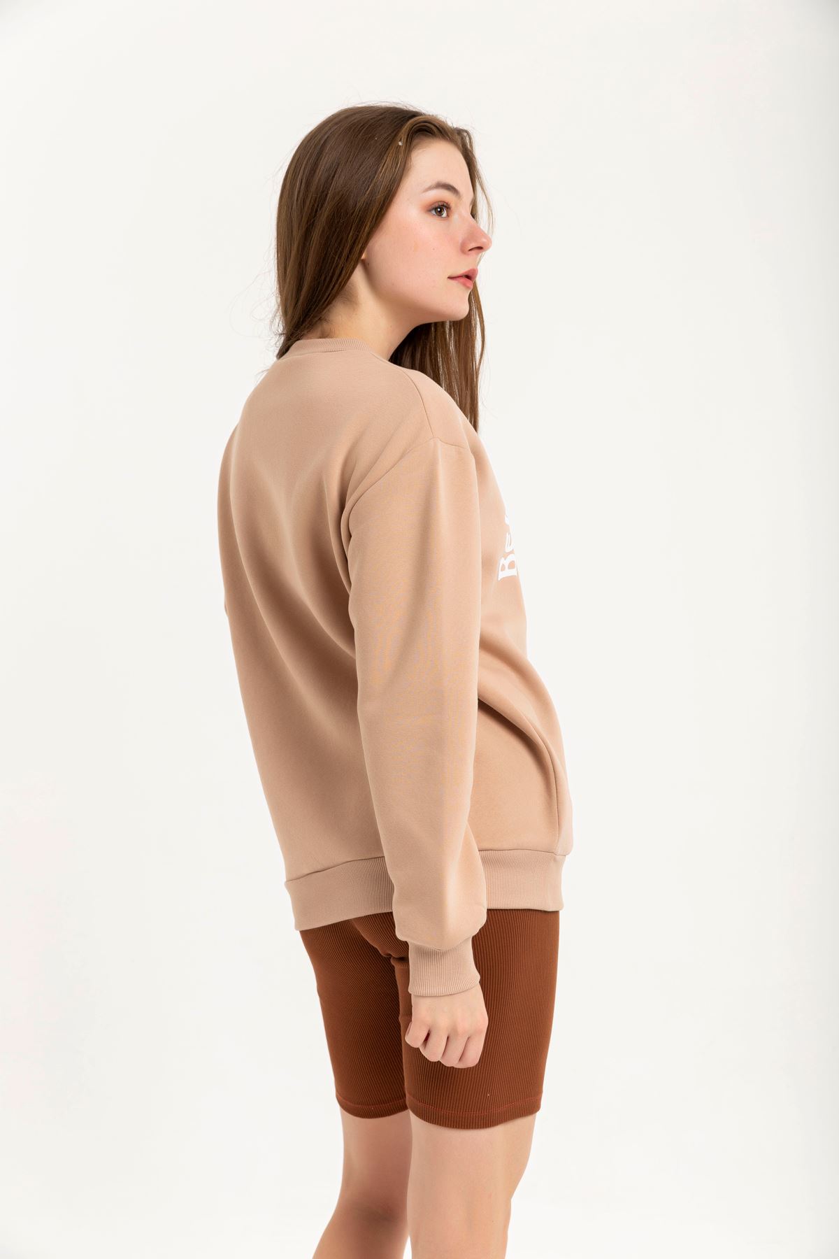 Şardonlu 3 İplik Kumaş Uzun Kol Basen Boy Yazılı Kadın Sweatshirt-Bej