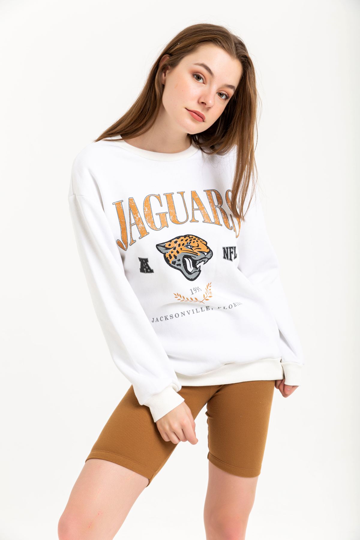 Şardonlu 3 İplik Kumaş Rahat Kalıp Jaguars Baskılı Kadın Sweatshirt-Beyaz