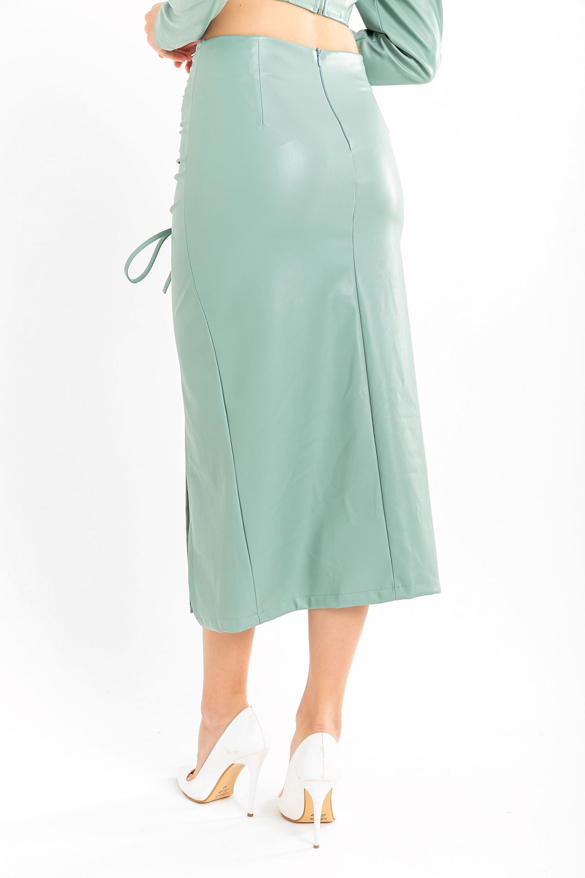 Deri Kumaş Diz Altı Boy Yırtmaçlı Büzgü Detaylı Kadın Etek-Mint