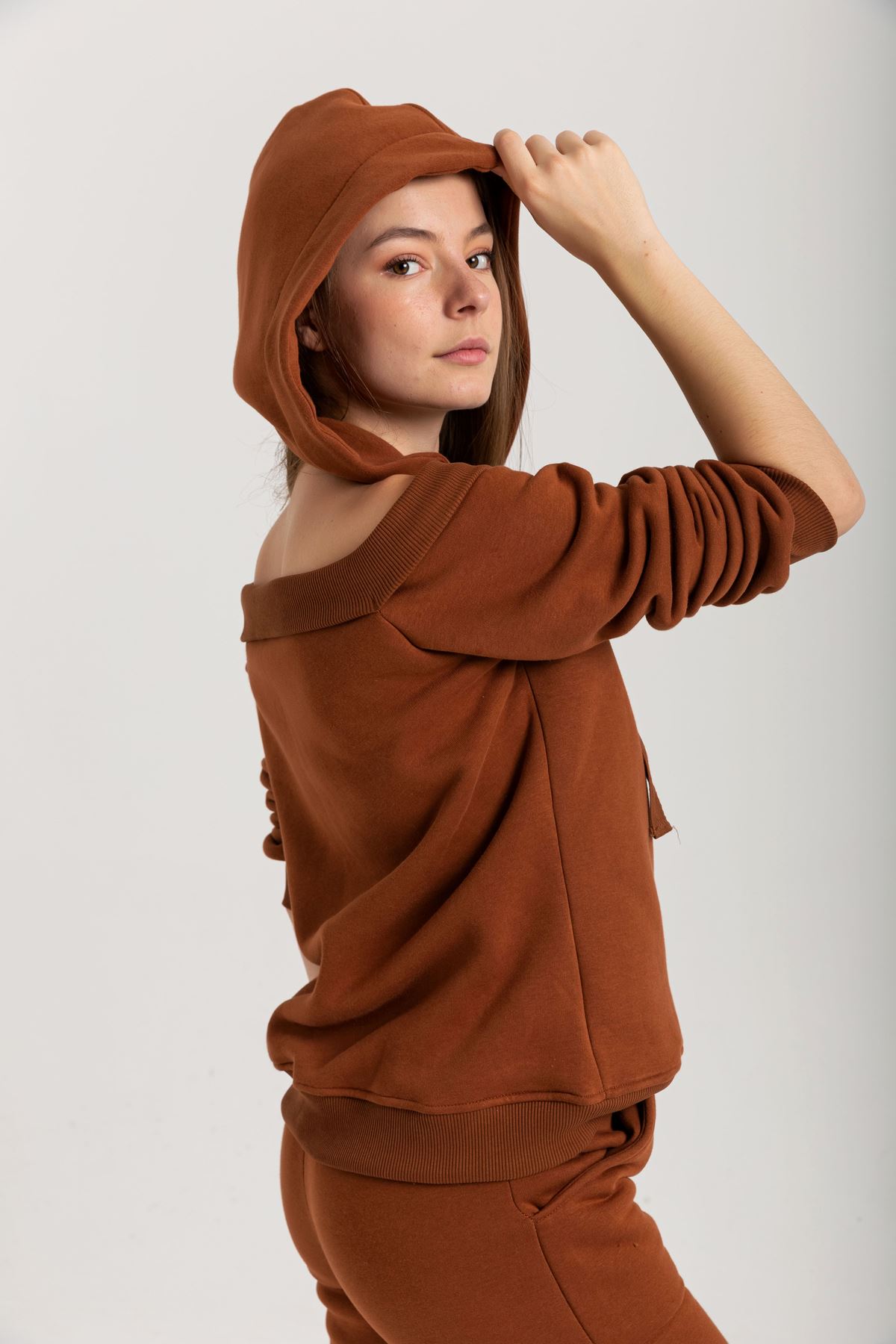 Şardonlu 3 İplik Kumaş Basen Boy Omuz Detaylı Kadın Sweatshirt-Kahve