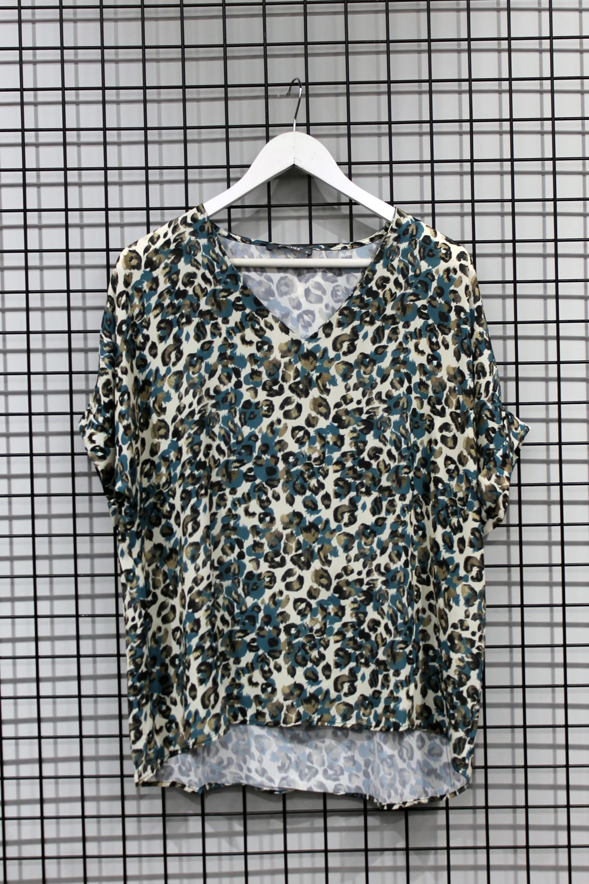 بلوزة نسائية قماش جيسيكا ذراع قصير الياقة V طول الورك حجم كبير نمري женская блузка - بترولي