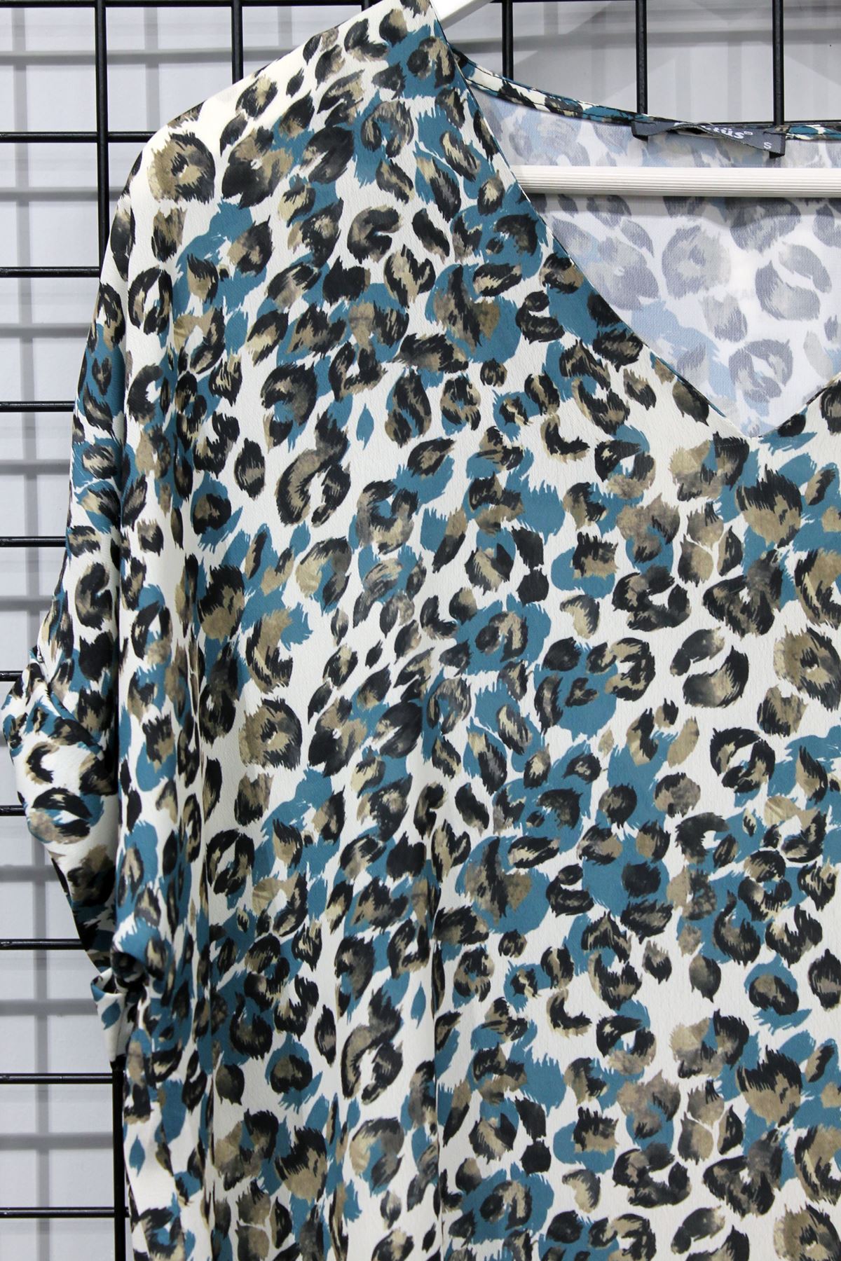 بلوزة نسائية قماش جيسيكا ذراع قصير الياقة V طول الورك حجم كبير نمري женская блузка - بترولي