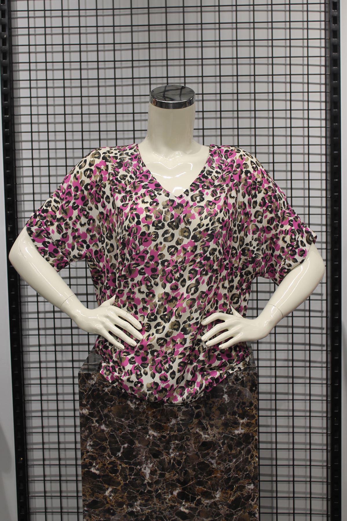 بلوزة نسائية قماش جيسيكا ذراع قصير الياقة V طول الورك حجم كبير نمري женская блузка - فوشي