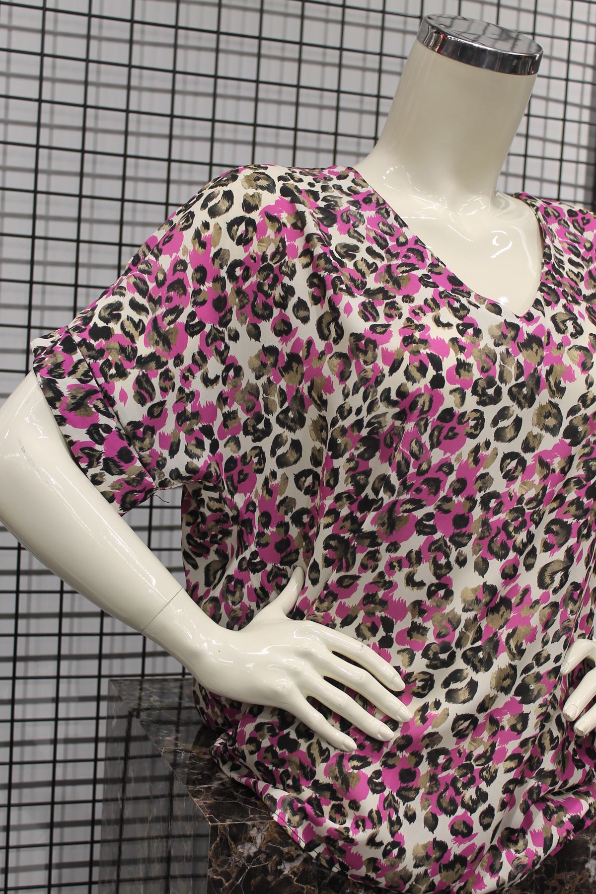 Jesica Blouse Short Sleeve V-Neck Oversize Leopard Print Blouse - Fuchıa