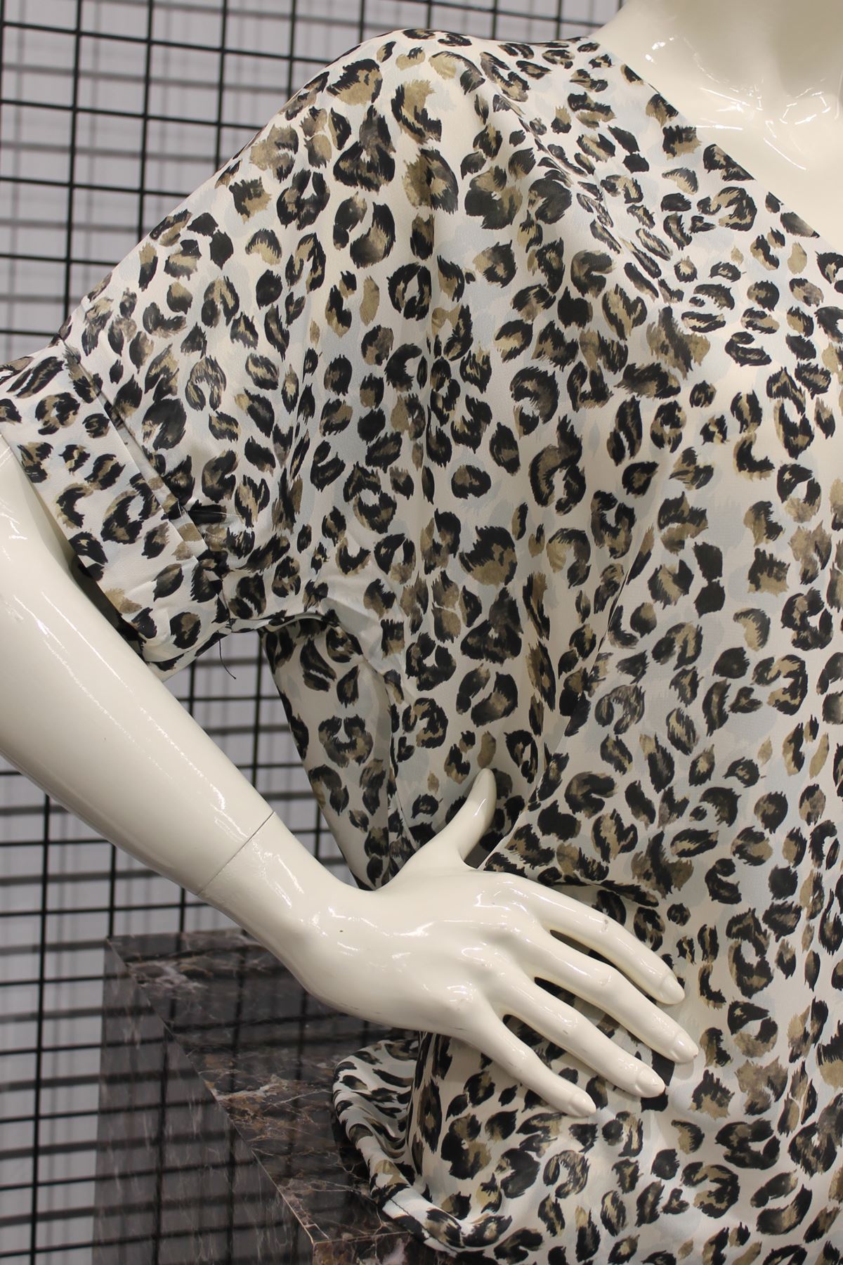 بلوزة نسائية قماش جيسيكا ذراع قصير الياقة V طول الورك حجم كبير نمري женская блузка - بيج غامق