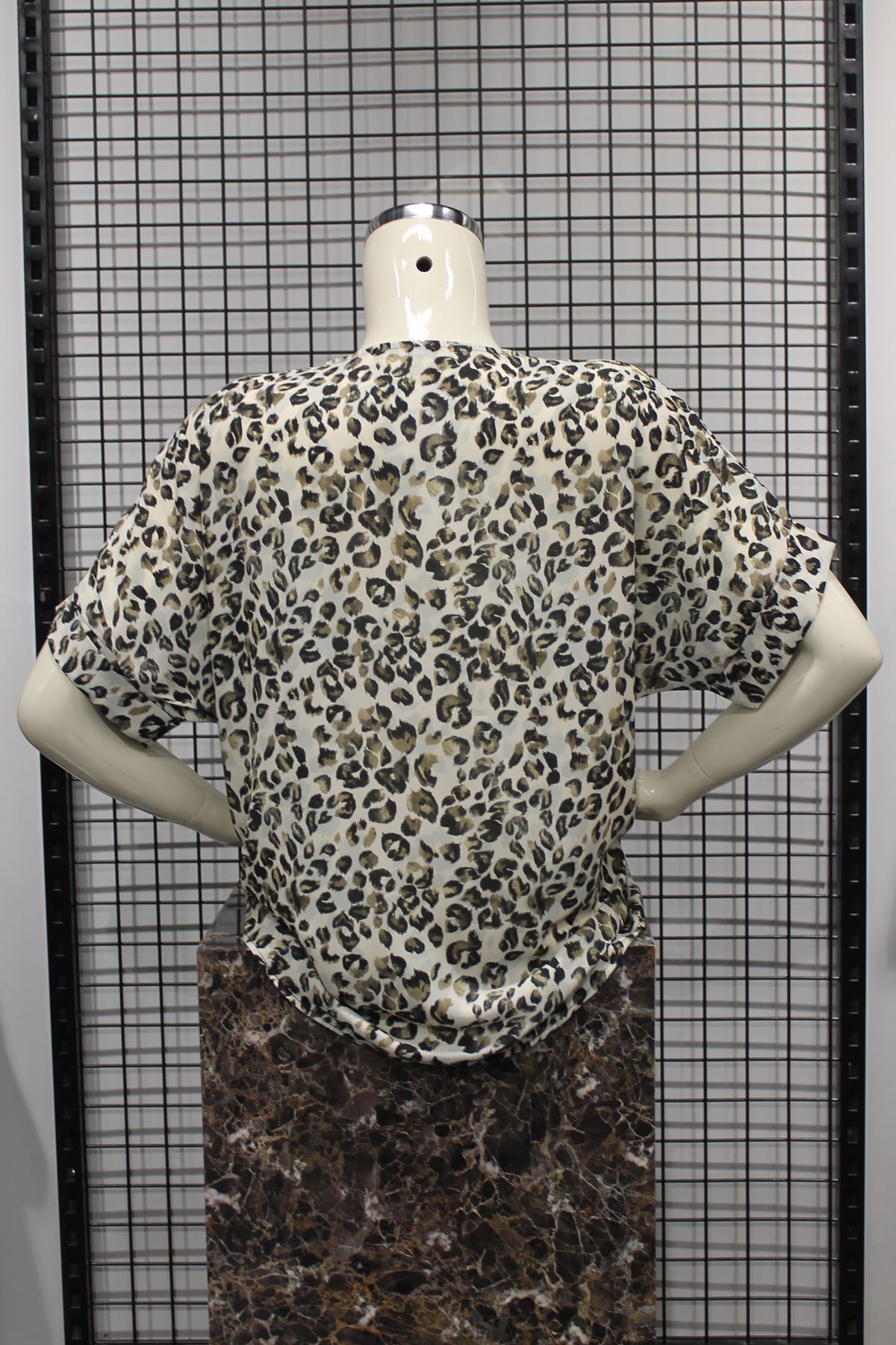 بلوزة نسائية قماش جيسيكا ذراع قصير الياقة V طول الورك حجم كبير نمري женская блузка - بيج غامق