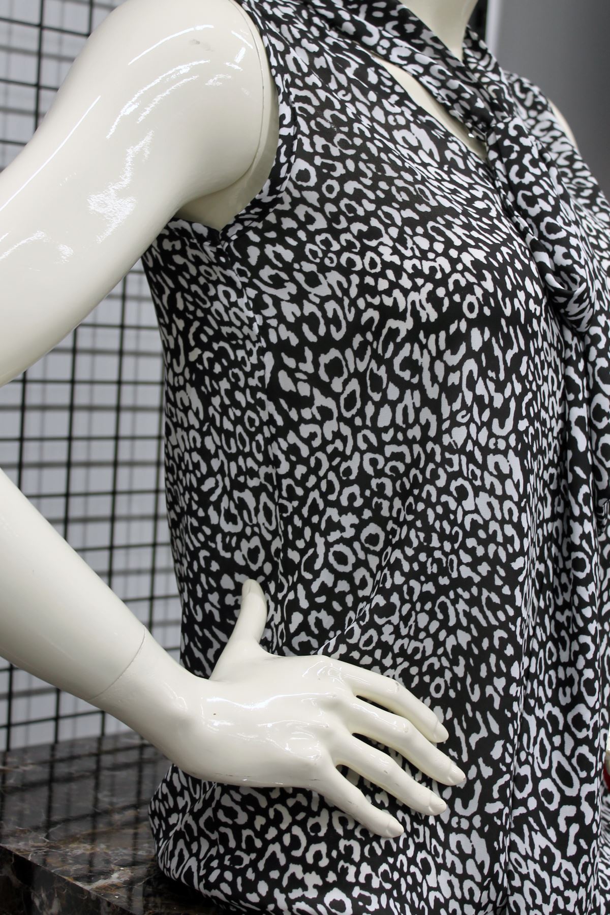 Jessica Fabric Sleeveless Scarf Collar Leopard Print Blouse - Black
