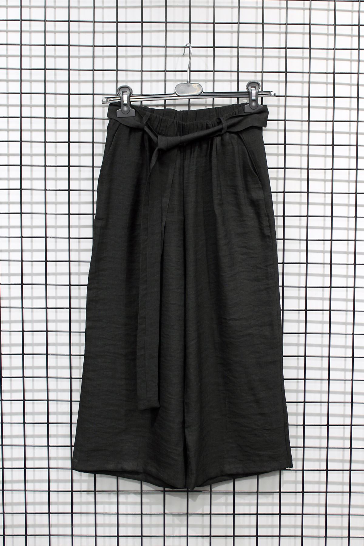 Linen Fabric 3/4 Short Comfy Fit Belted Women'S Trouser - Black