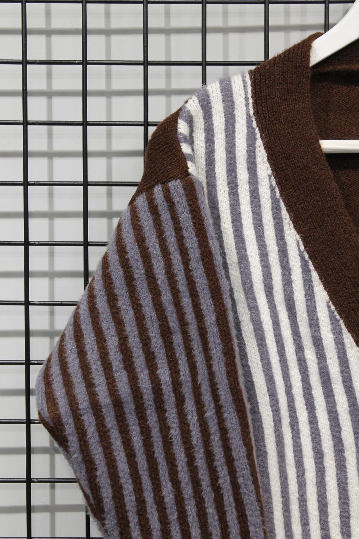 Knitwear Fabric Long Sleeve V-Neck Short Striped Women Cardigan - Brown