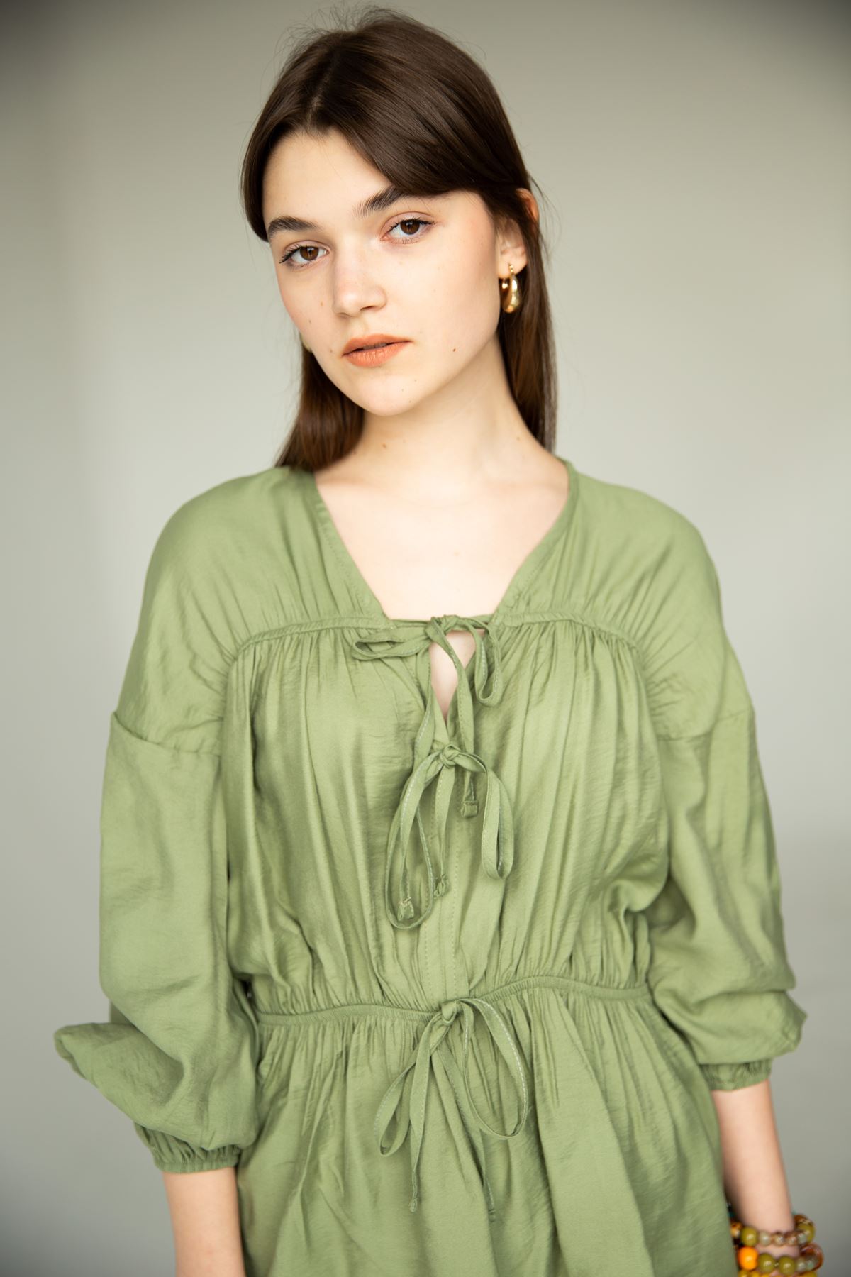قميص نسائي قماش كتان مفصل دانتيل ربط - اخضر غامق