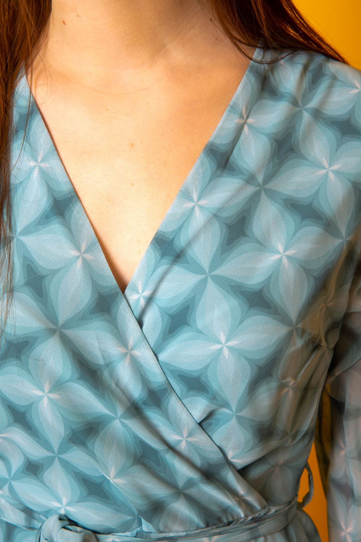 فستان نسائي قماش شيفون ذو ياقة مزدوجة الصدر بطول قصير بنقشة الأزهار - ازرق