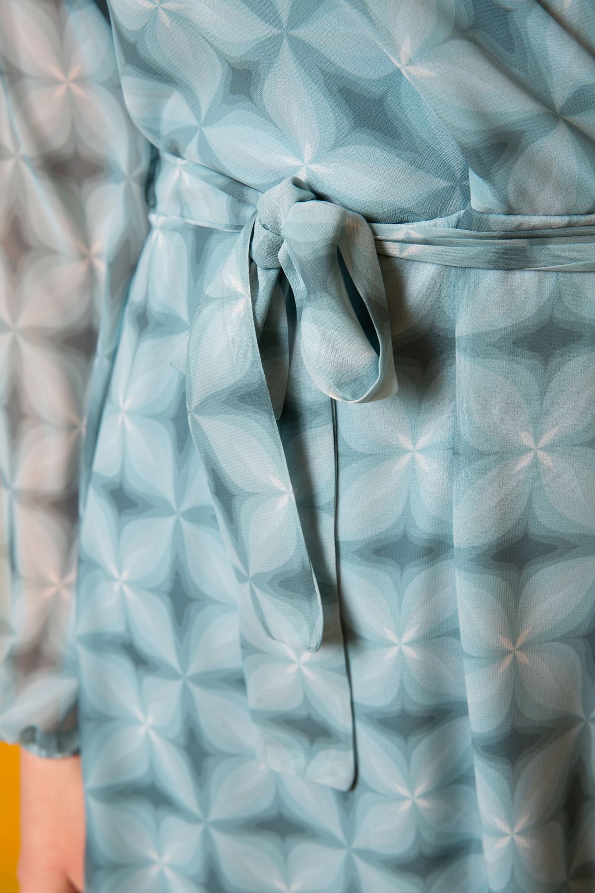 فستان نسائي قماش شيفون ذو ياقة مزدوجة الصدر بطول قصير بنقشة الأزهار - ازرق
