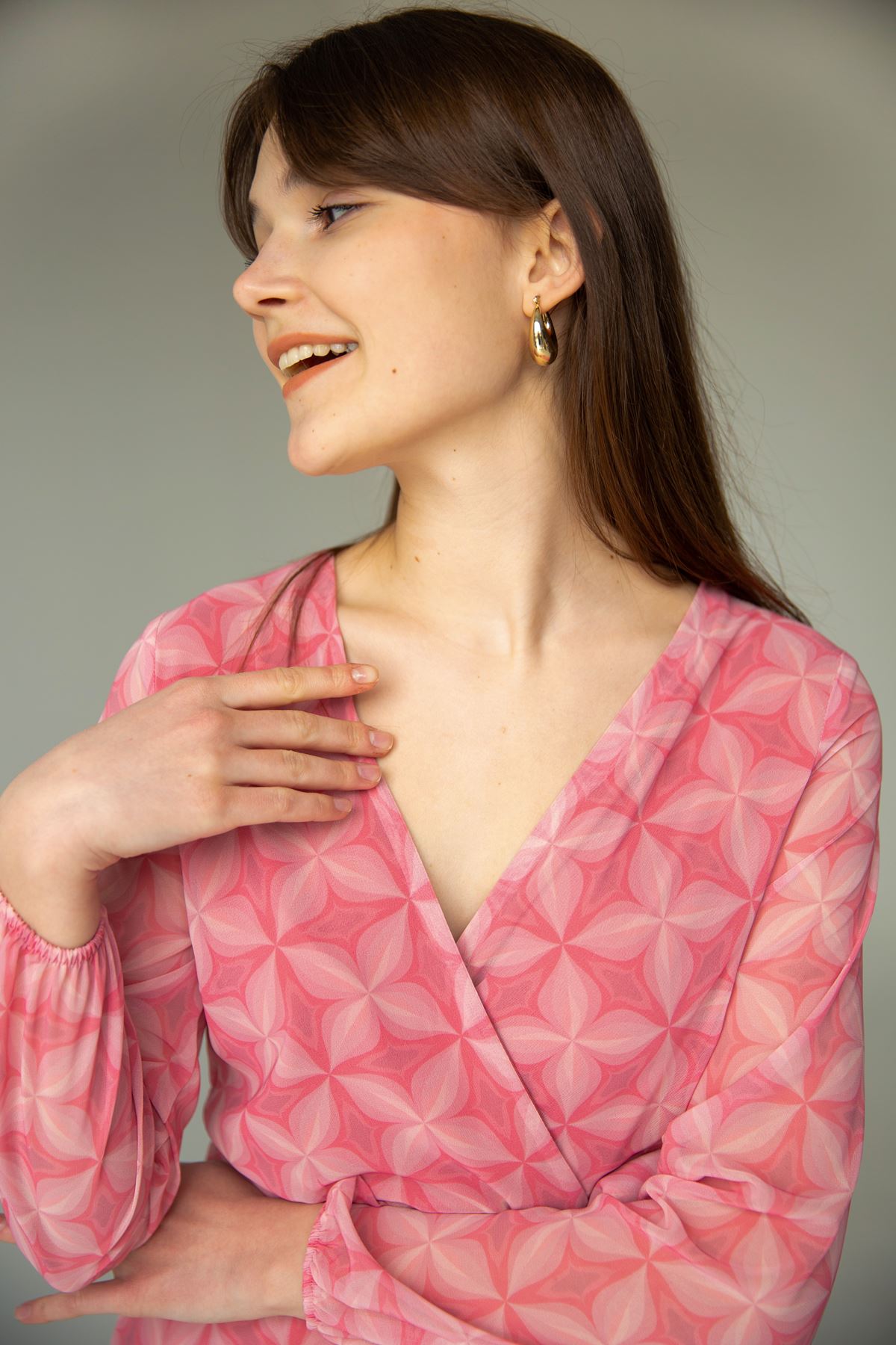 فستان نسائي قماش شيفون ذو ياقة مزدوجة الصدر بطول قصير بنقشة الأزهار - زهري