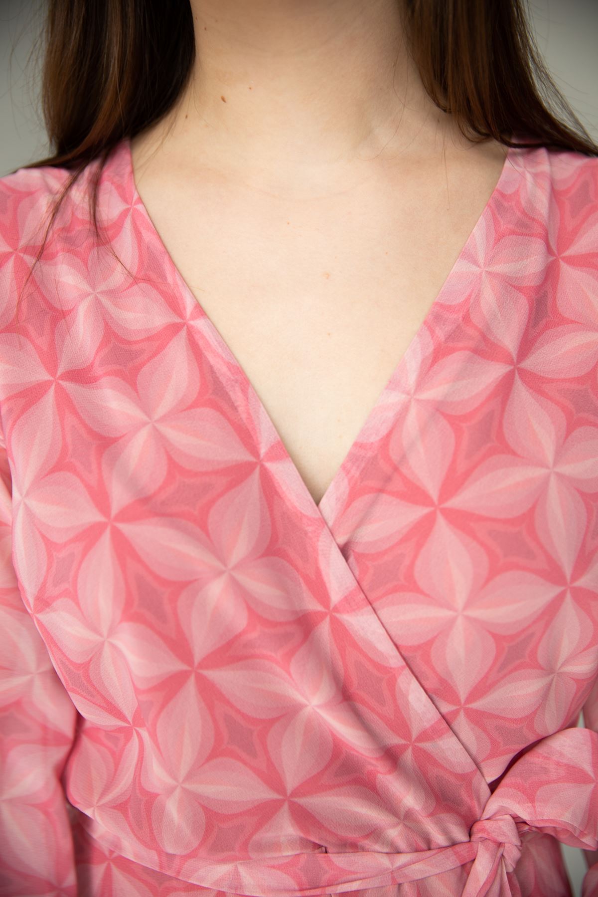 فستان نسائي قماش شيفون ذو ياقة مزدوجة الصدر بطول قصير بنقشة الأزهار - زهري
