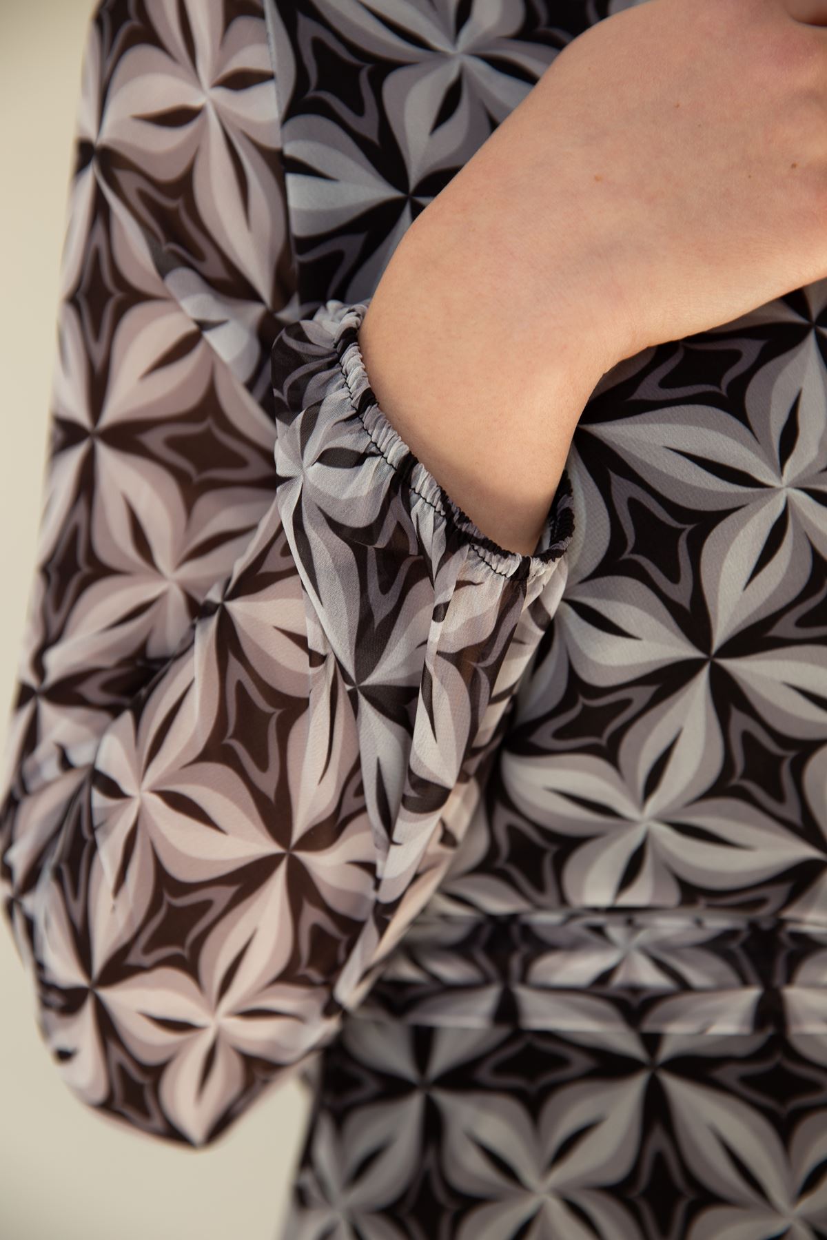 فستان نسائي قماش شيفون ذو ياقة مزدوجة الصدر بطول قصير بنقشة الأزهار - اسود