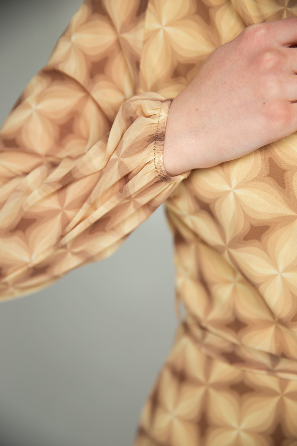 فستان نسائي قماش شيفون ذو ياقة مزدوجة الصدر بطول قصير بنقشة الأزهار - بيج
