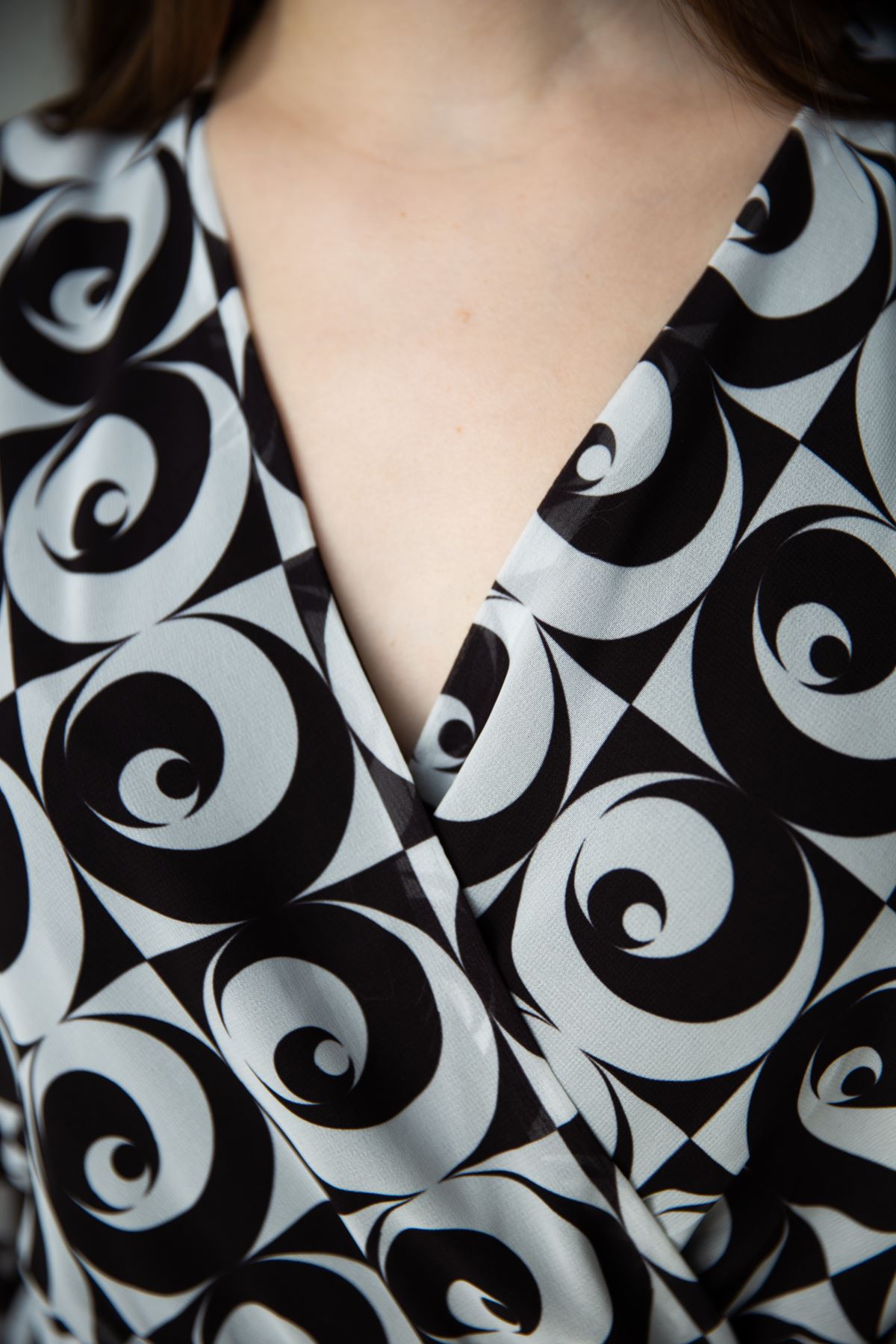 Şifon Kumaş Kruvaze Yaka Geometrik Desen Kadın Elbise-Siyah