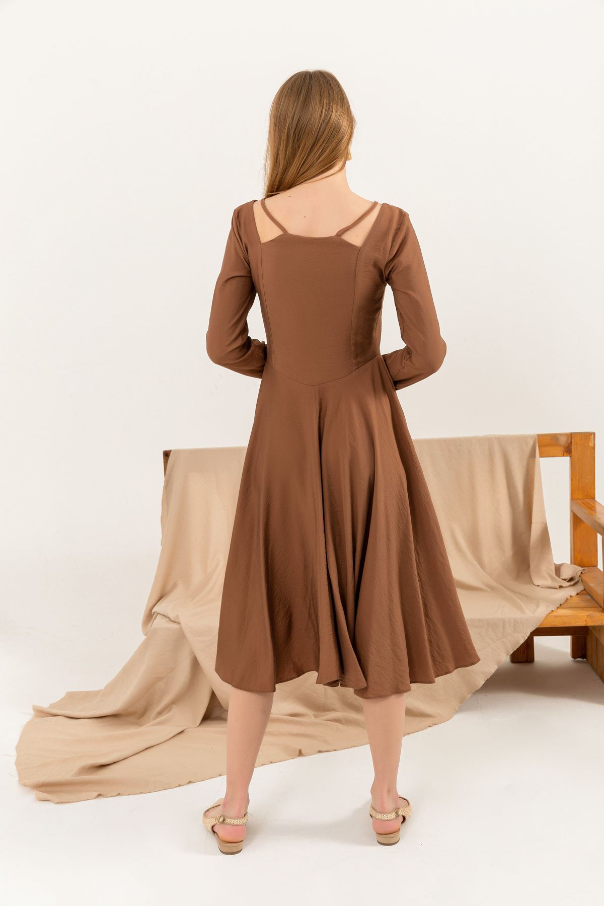فستان نسائي قماش كتان ياقة دانتيل قصيرة طول قصير-قهوة 