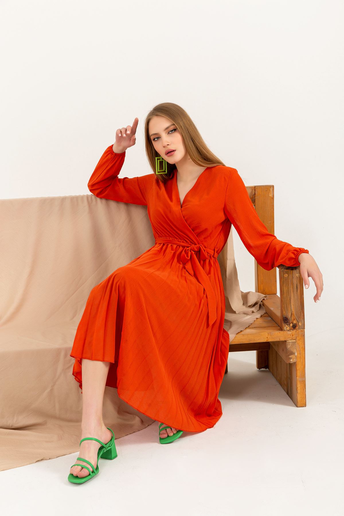 Şifon Kumaş Kruvaze Yaka A Kesim Piliseli Kadın Elbise-Oranj