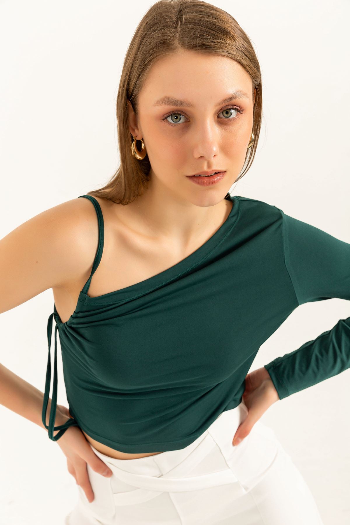 Sandy Kumaş Uzun Kollu Omuz Detaylı Kadın Bluz-Zümrüt Yeşil