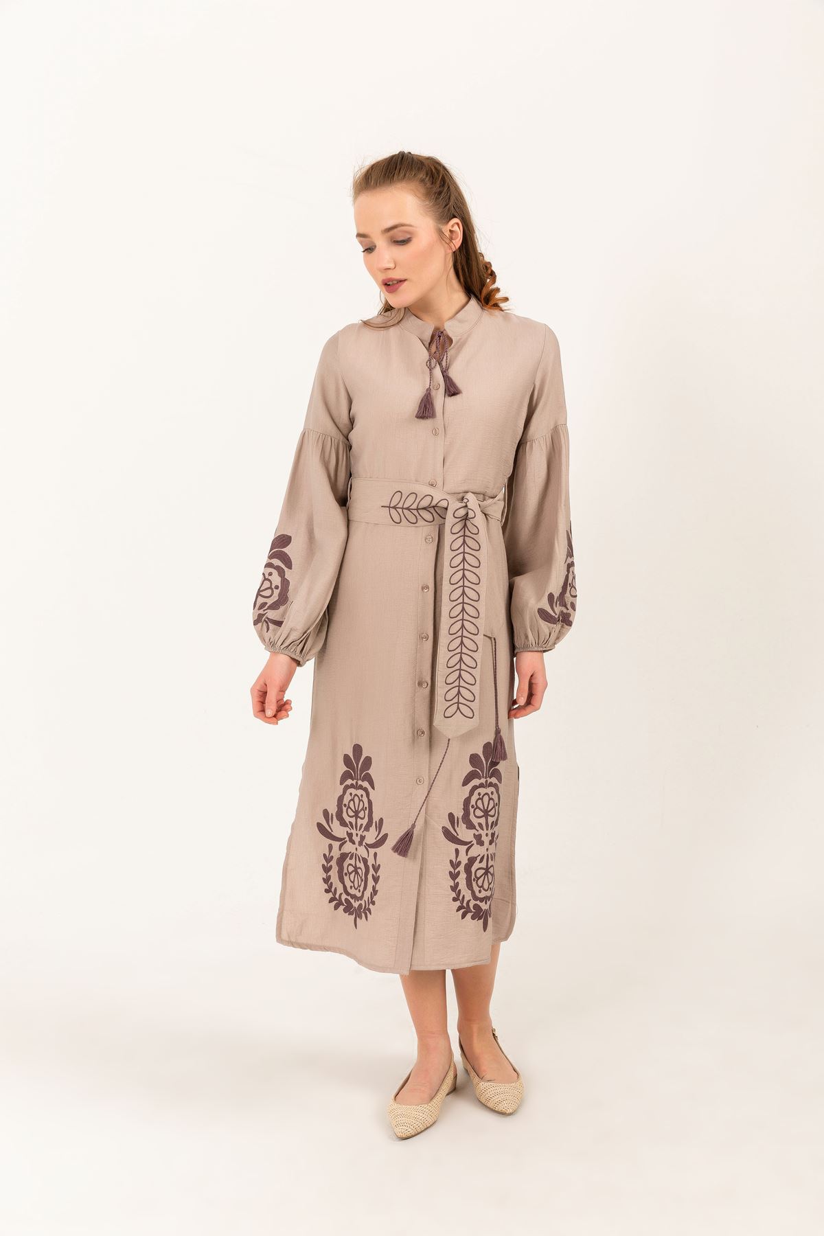 فستان نسائي مفصل قماش كتان ياقة قصيرة متوسط ​​الطول تطريز-بيج غامق