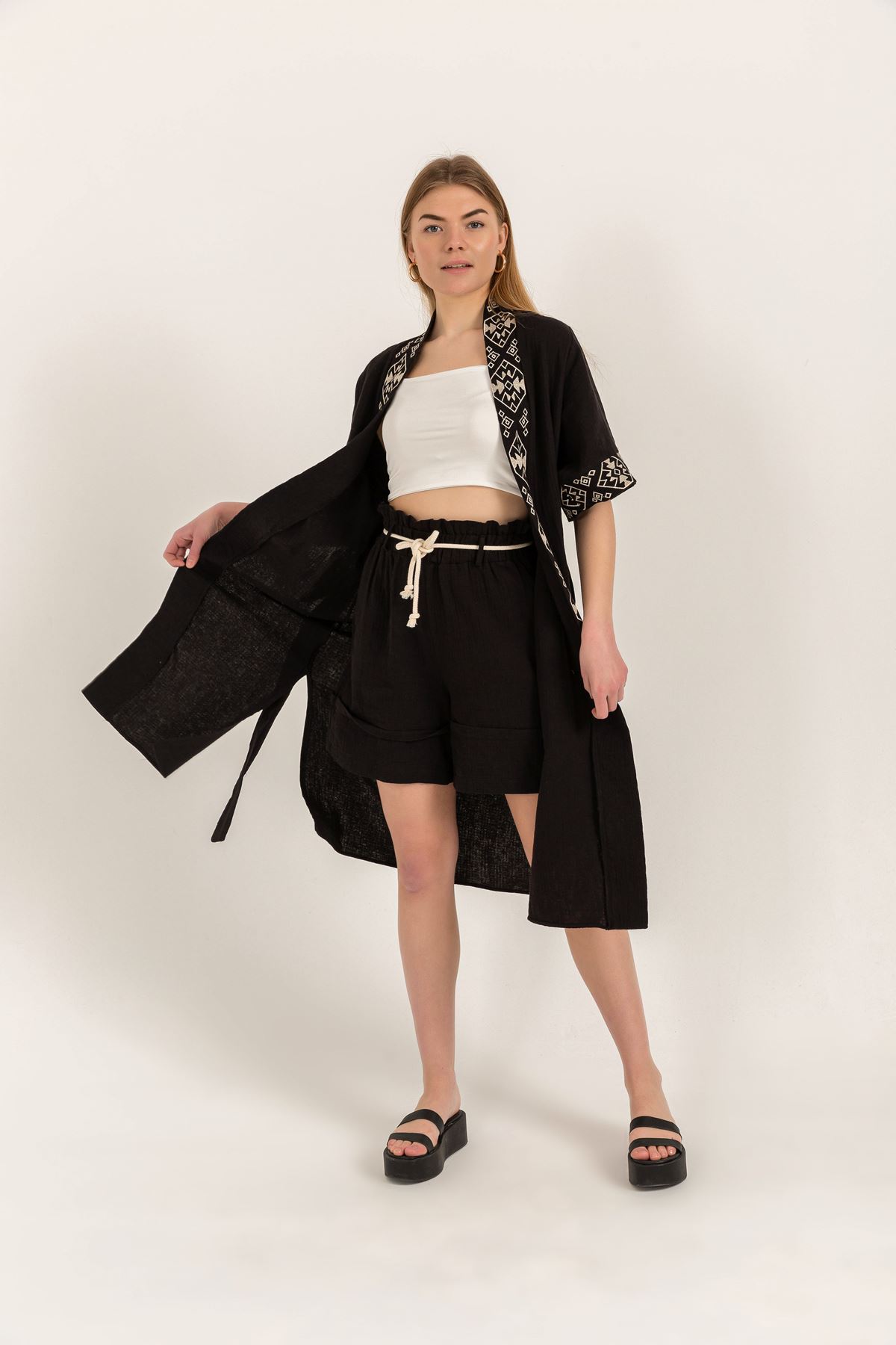 Müslin Kumaş Yarım Kol Kuşaklı Nakış İşlemeli Kimono-Siyah