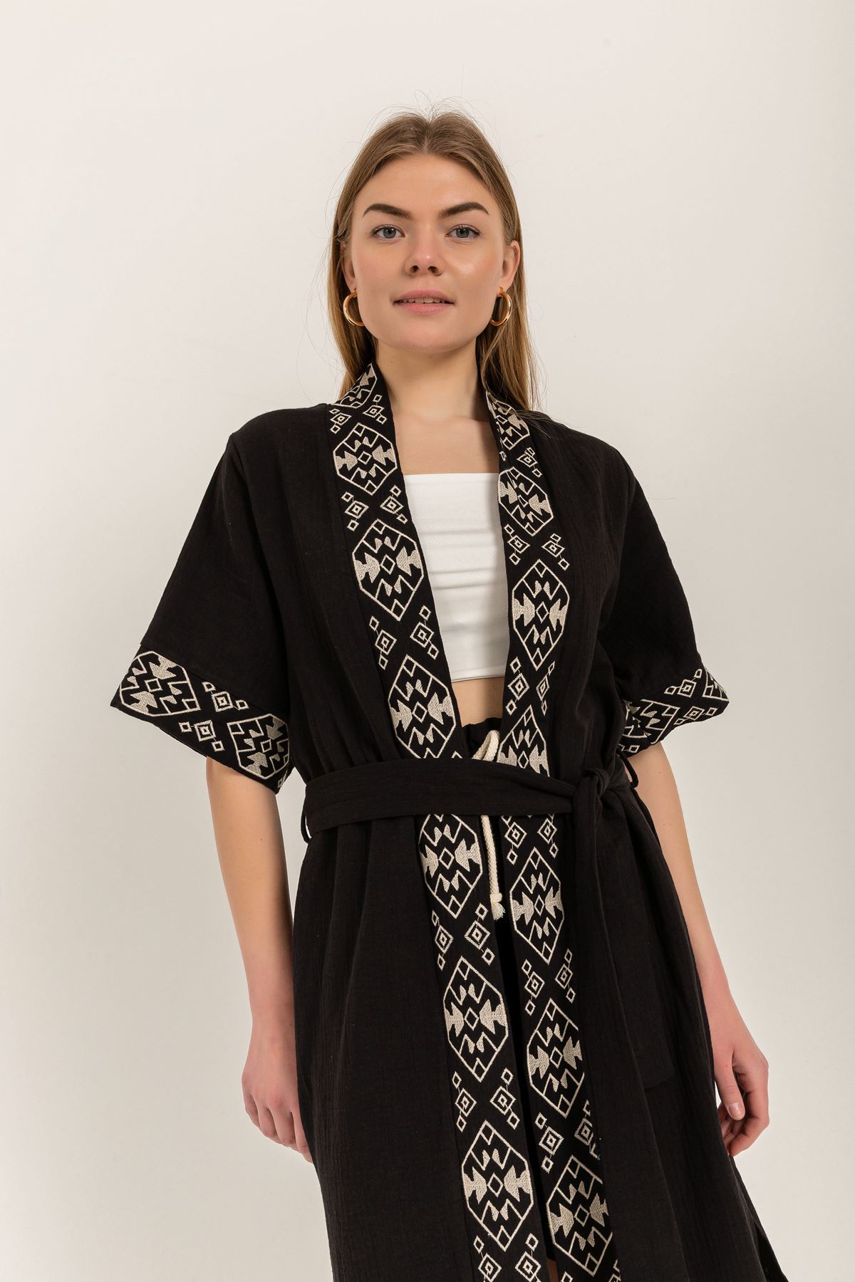 Müslin Kumaş Yarım Kol Kuşaklı Nakış İşlemeli Kimono-Siyah
