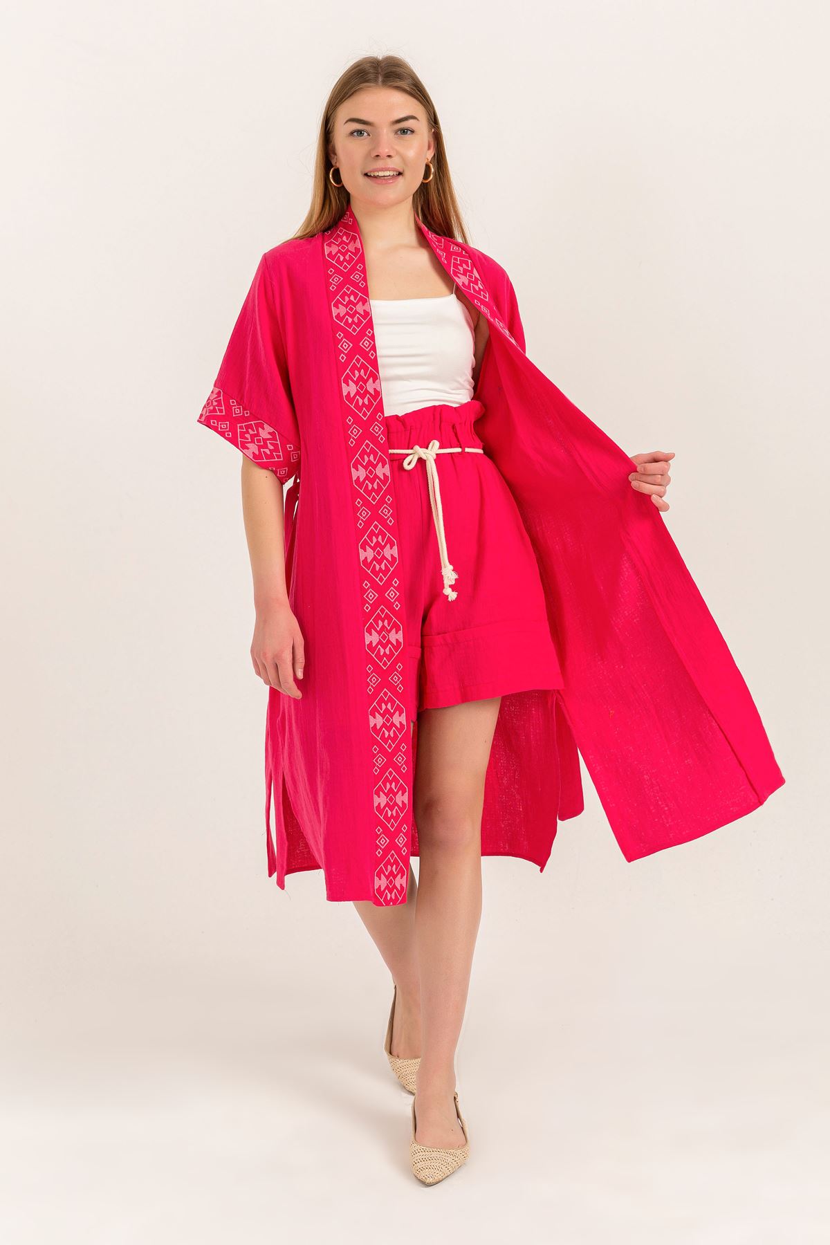 Müslin Kumaş Yarım Kol Kuşaklı Nakış İşlemeli Kimono-Fuşya